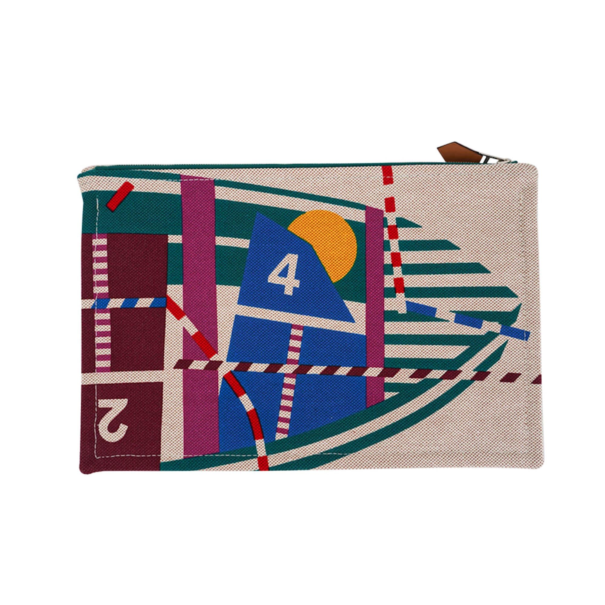 Mightychic offre un Hermes Bain raro Optimist 24 piatto con una custodia Vert.
Tela di cotone Nature con motivo a vela.
Progettata da Nigel Peake, è un'interpretazione colorata di una nave utilizzata per insegnare la navigazione a vela.
Il 24 è
