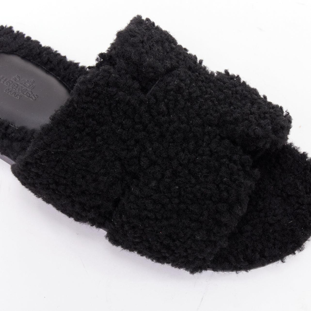 HERMES Oran noir shearling H cut out flat block sandals EU41.5 en vente 2