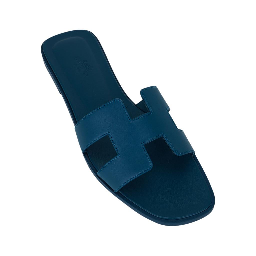 Mightychic offers Hermes Oran sandals featured in gorgeous Bleu Emeraude.
Limited edition calfskin  this Hermes Oran sandal is foot flirting perfection!
Signature H strap.
Embossed Hermes Paris leather insole.
Wood heel.
Comes with sleepers and