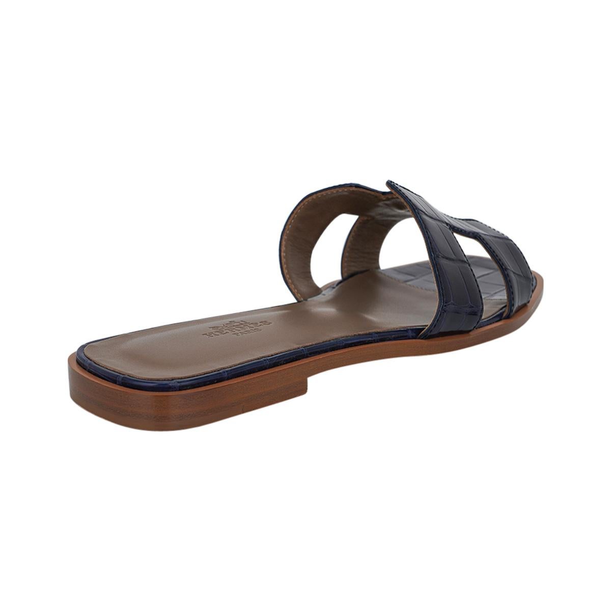 Noir Sandales plates en alligator bleu marine Oran d'Hermès, Taille 39 / 9