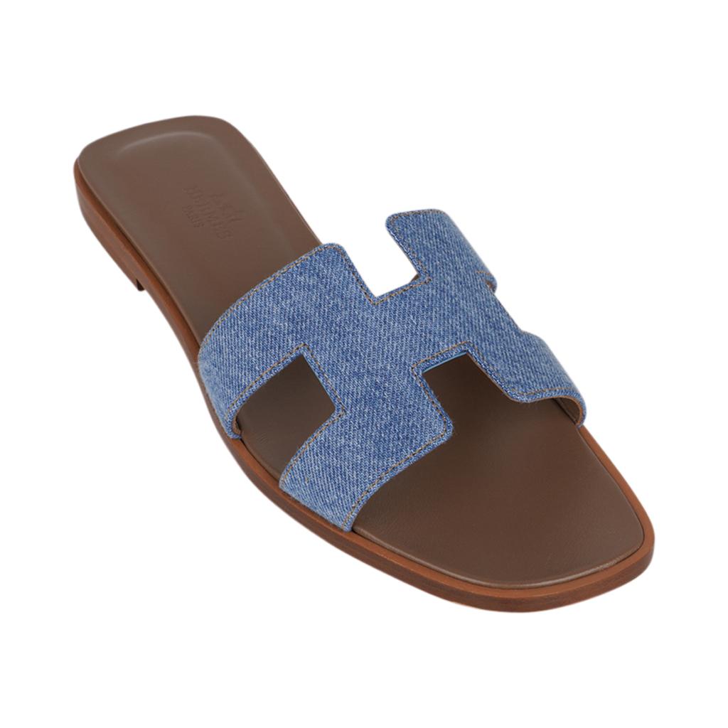 Mightychic offers a guaranteed authentic limited ediiton Hermes Oran sandal featured in beautiful Blue Denim. 
This neutral slide is a must for foot flirting!
Embossed Hermes Paris calfskin insole.
Wood heel.
NEW or NEVER WORN
final sale

SIZE 38