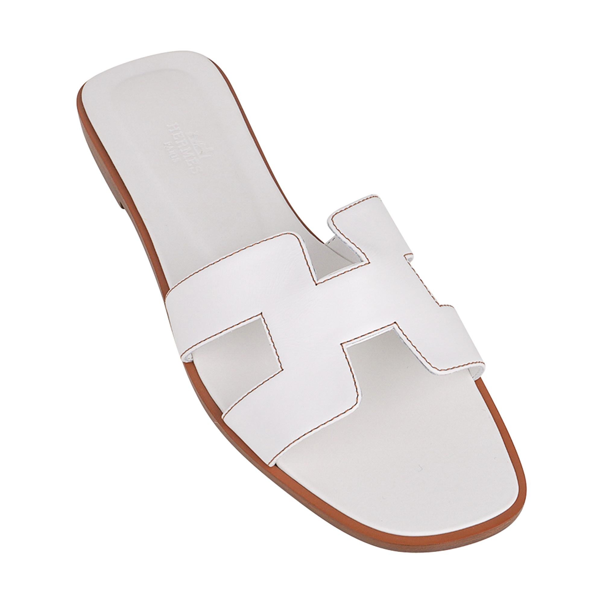 Mightychic te ofrece un par de sandalias de piel Hermes Oran White.
El icónico recorte en forma de H cosido en la parte superior del pie.
Este zapato deslizante Hermes Oran está acentuado con un pespunte Havane.
Tacón de madera natural con suela de