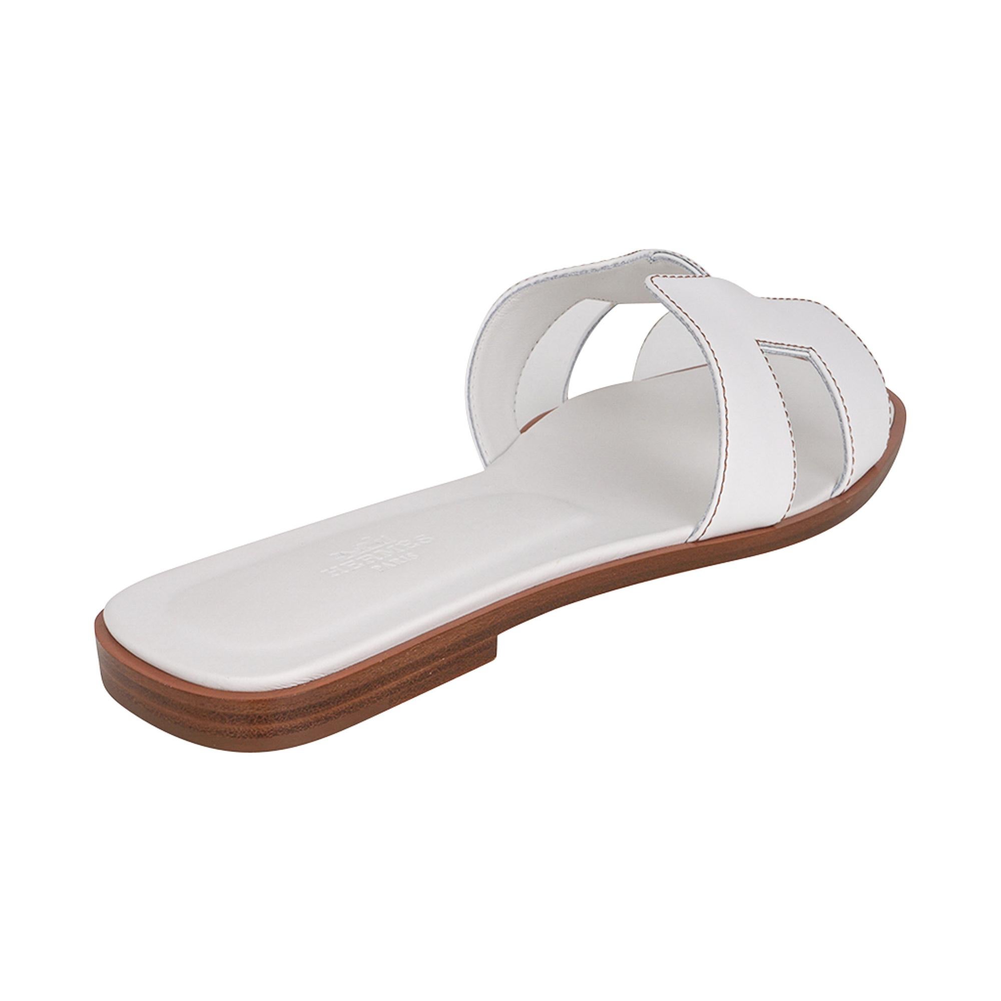 Hermes Oran Flat Sandal Blanc w/ Havane Topstitch 37 / 7 In New Condition For Sale In Miami, FL