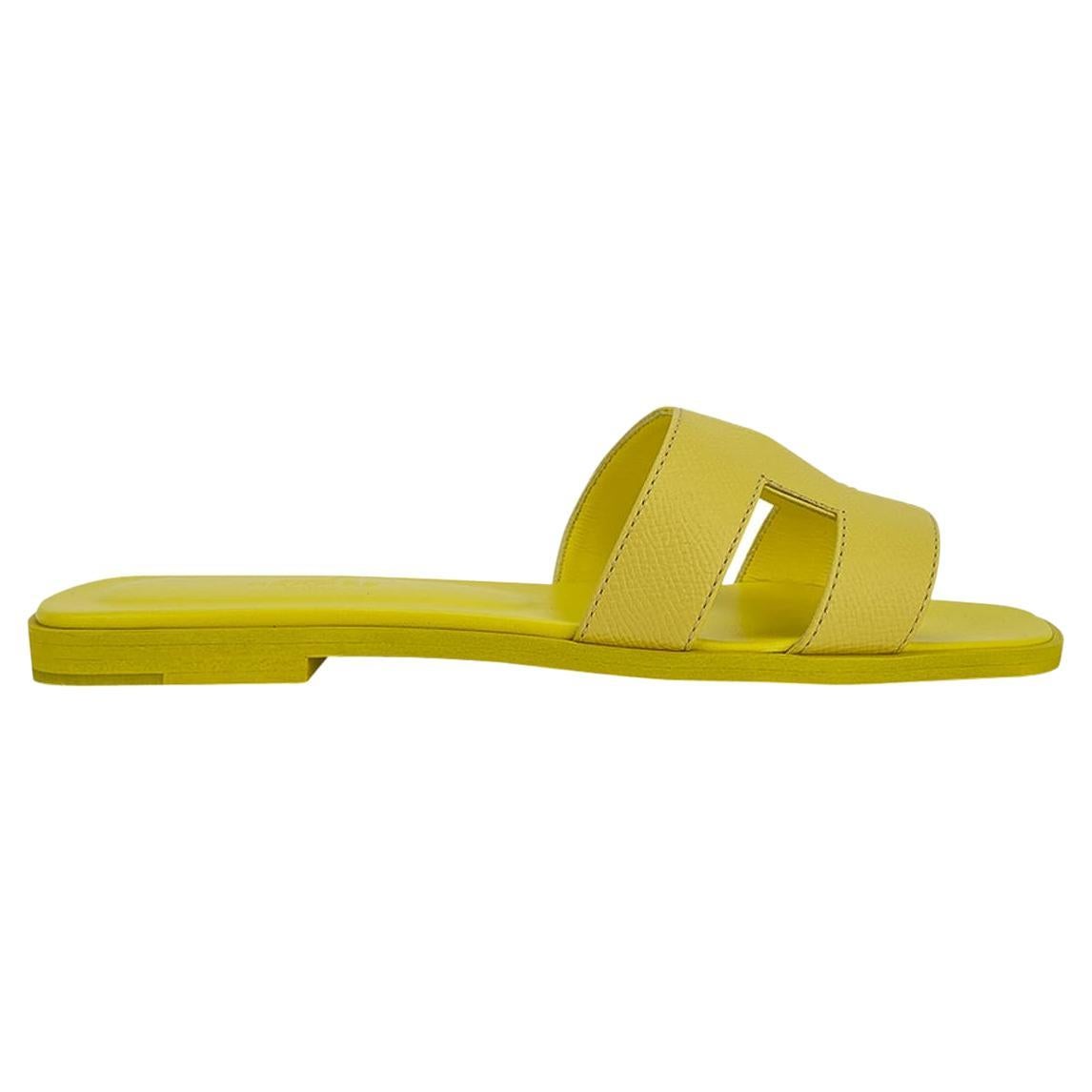 Mightychic offers a pair of  Hermes Oran sandels shoes featured in fresh Jaune Pollen Epsom leather.
The iconic top stitched H cutout over the top of the slide in Epsom.
Matching embossed calfskin insole. 
Wood heel with leather sole. 
Comes with