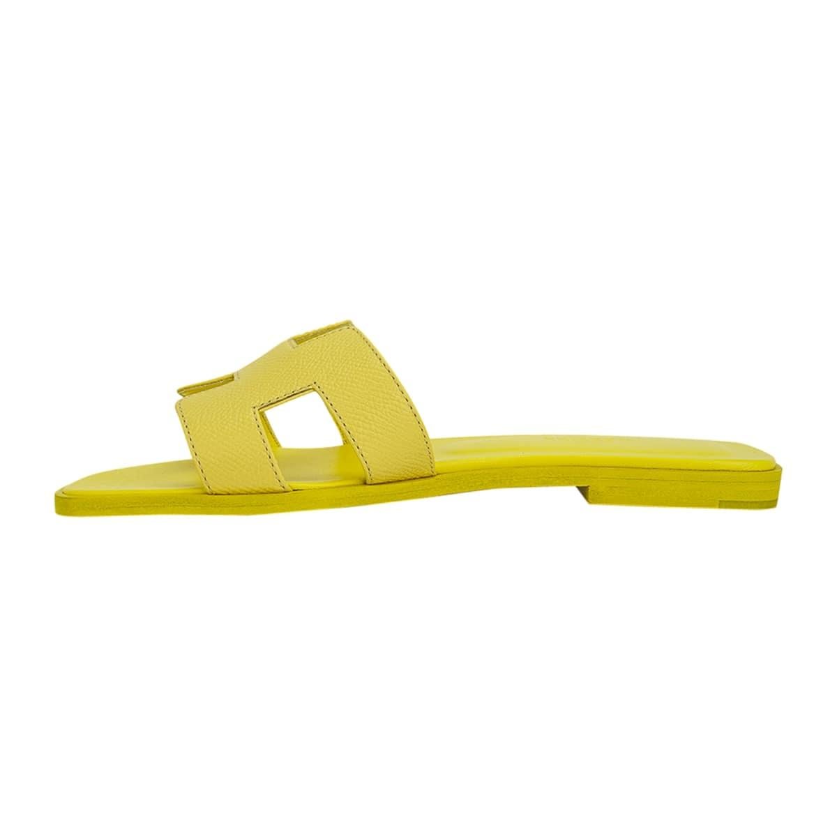 Hermes Oran Flat Sandal  Jaune Pollen Epsom Leather 37.5  / 7.5  In New Condition For Sale In Miami, FL