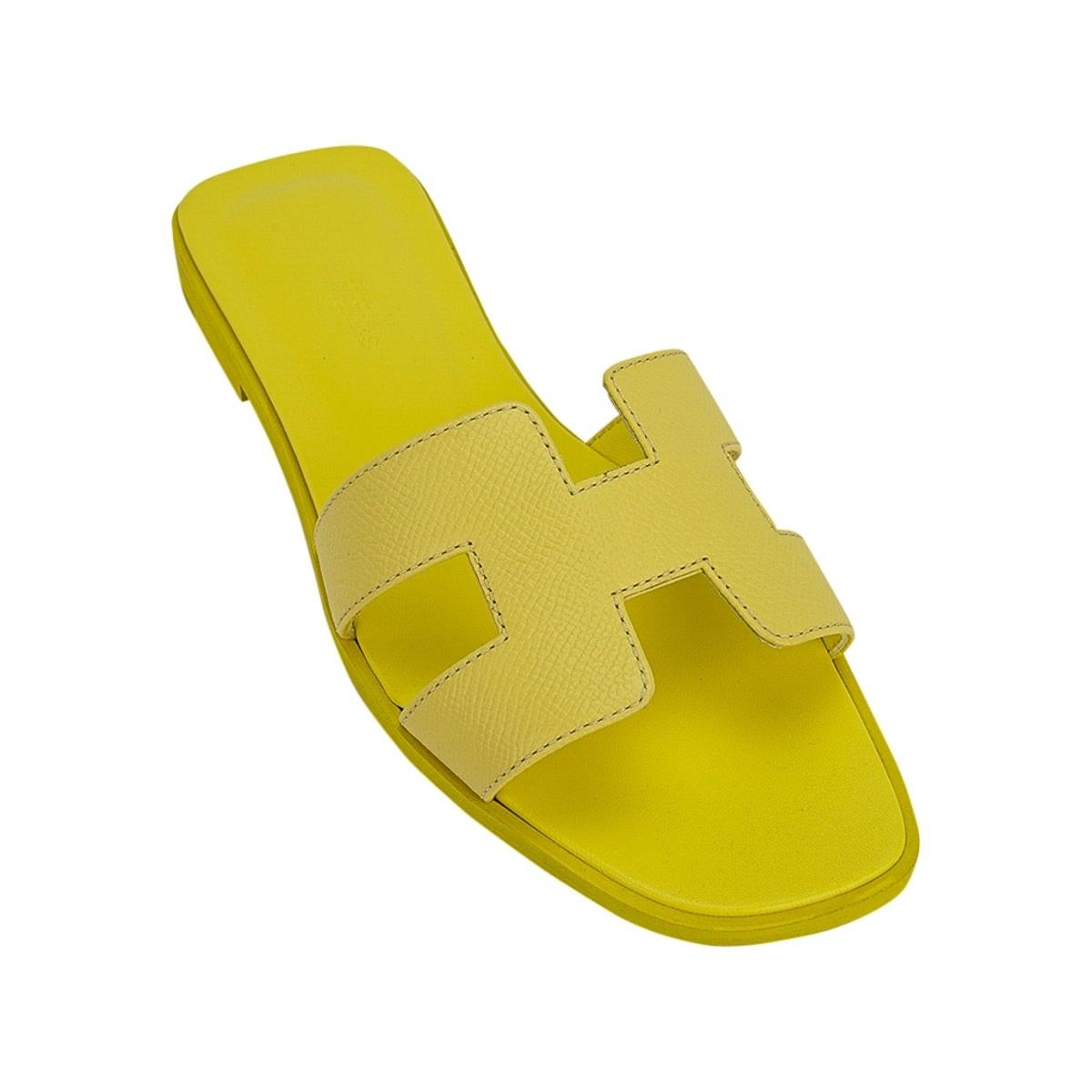 Sandales plates Oran d'Hermès  Pollen Epsom cuir jaune 38/8 en vente 1