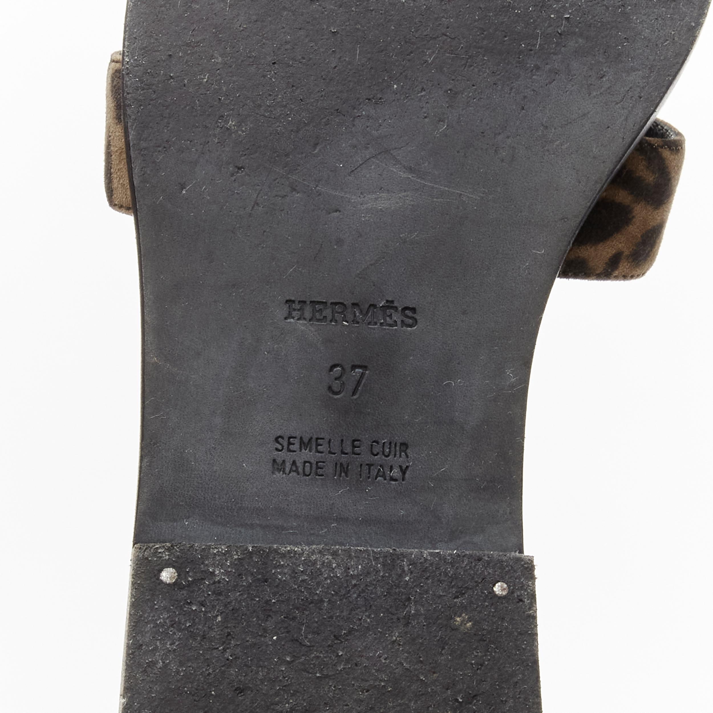 HERMÈS Sandales Oran H en cuir marron à imprimé léopard avec logo EU37 en vente 5