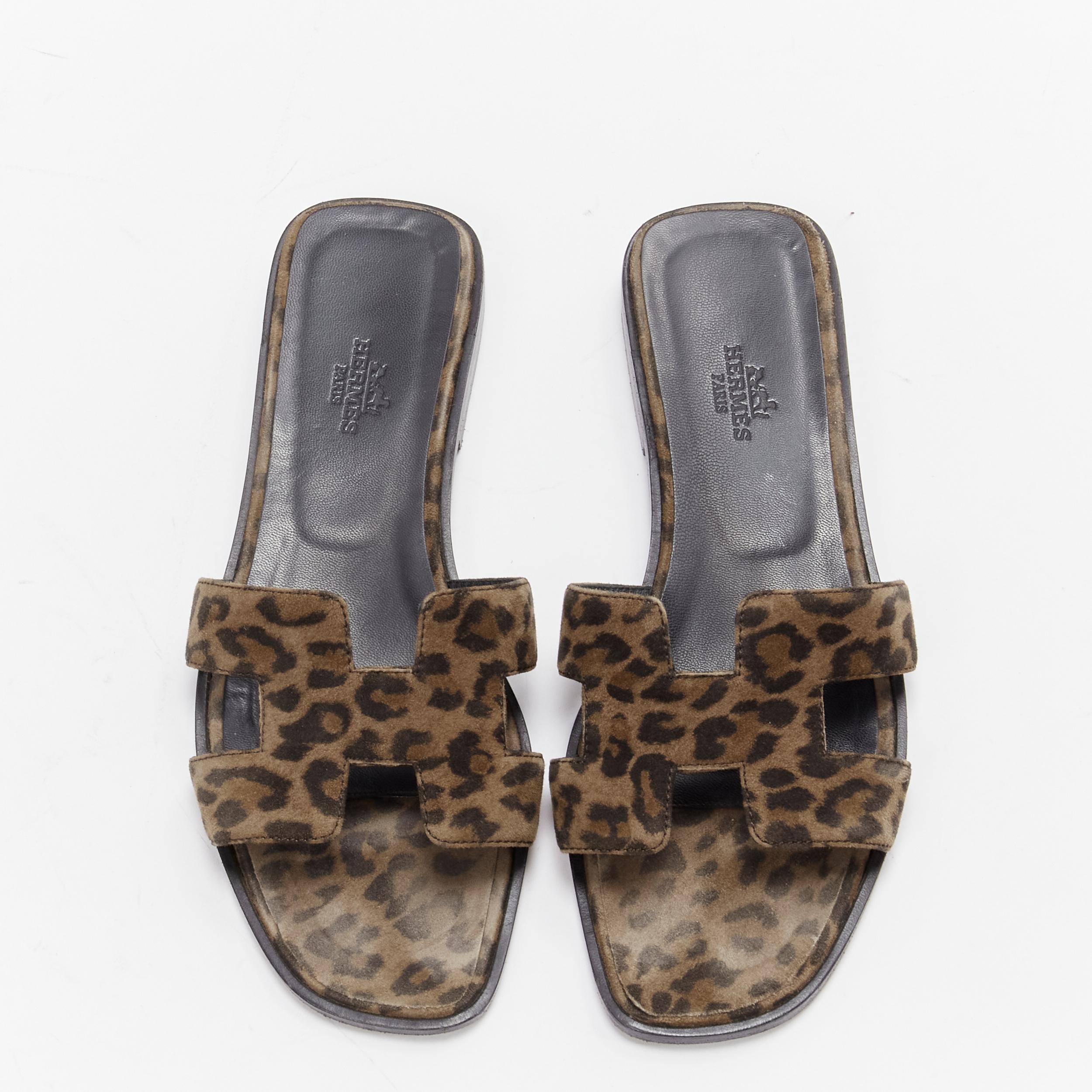 HERMÈS Sandales Oran H en cuir marron à imprimé léopard avec logo EU37
Référence : LNKO/A02092
Marque : Hermès
Modèle : Oran
MATERIAL : Cuir
Couleur : marron
Motif : Imprimé animal
Fermeture : Slip On
Doublure :  Cuir
Fabriqué en : Italie

CONDITION