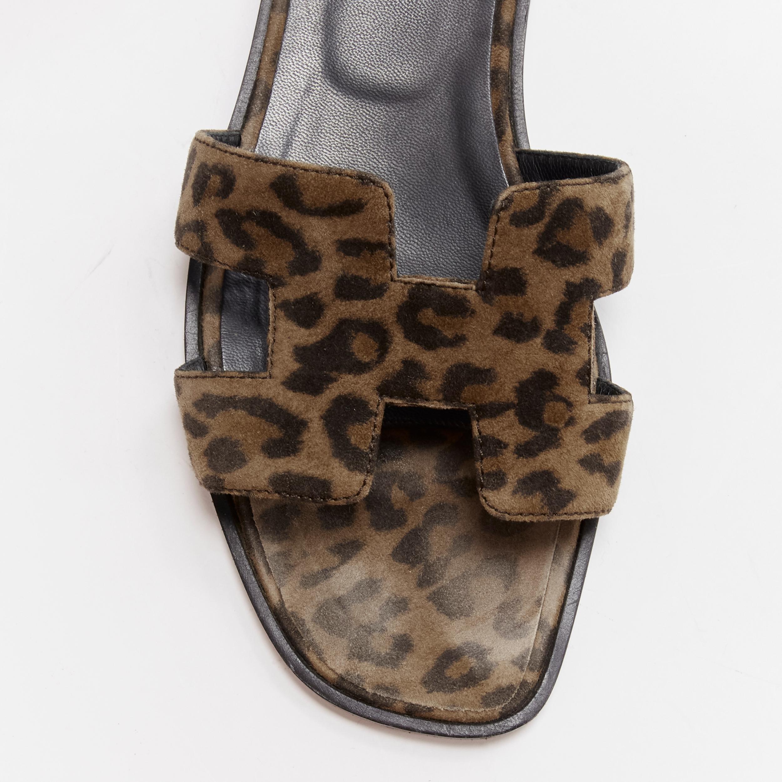 HERMÈS Sandales Oran H en cuir marron à imprimé léopard avec logo EU37 en vente 1