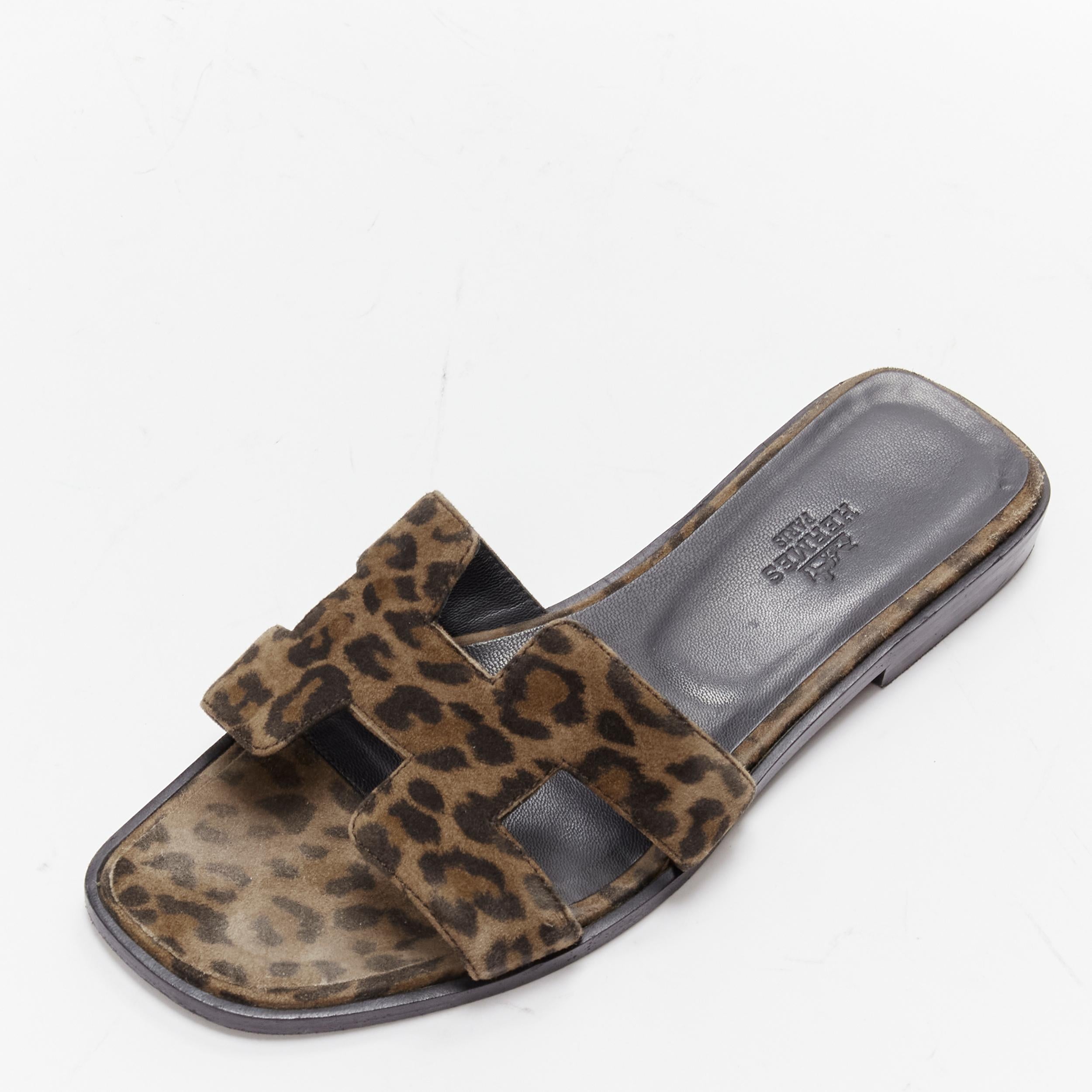 HERMÈS Sandales Oran H en cuir marron à imprimé léopard avec logo EU37 en vente 2