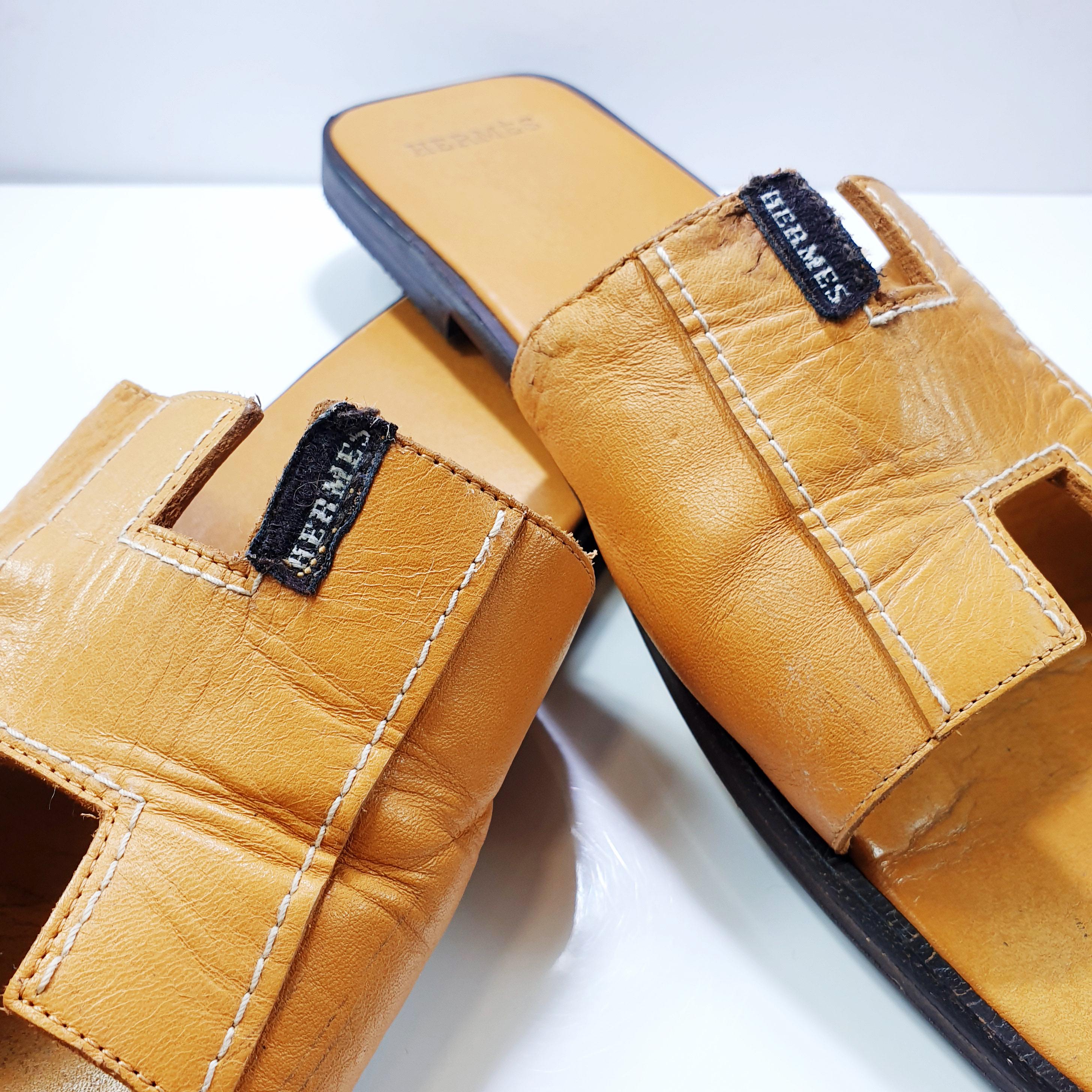 Guaranteed authentic Hermes Oran  leather slide.
The iconic top stitched H cutout over the top of the foot.
Blush embossed leather insole.
Tone on tone wood heel with leather sole.
SIZE 39.5
USA SIZE 9.5

CONDITION:
Worn, recently serviced, Hermes