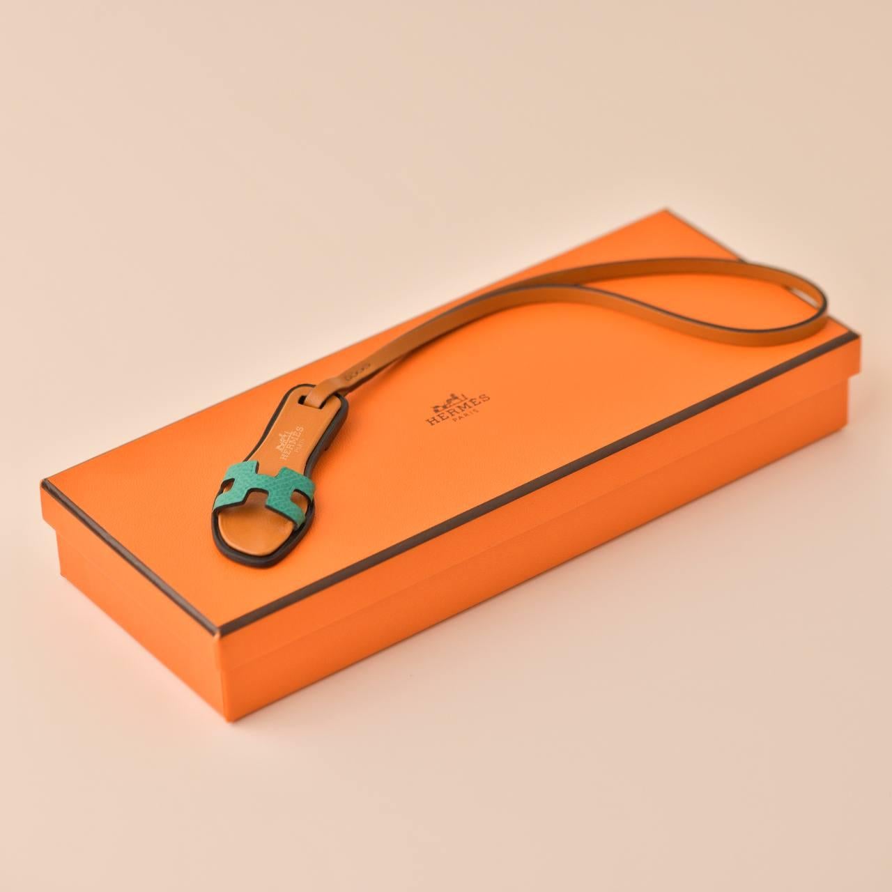 SKU	33301286
Comes With	Box Only
RRP	€595 Incl. Taxes
Model	Accessoire de sac Oran nano
Materials	Calfskin
Weight	Approximately 4.73 g
Length	Approximately 24 cm
Width	Approximately 7.3 cm
Condition	Excellent