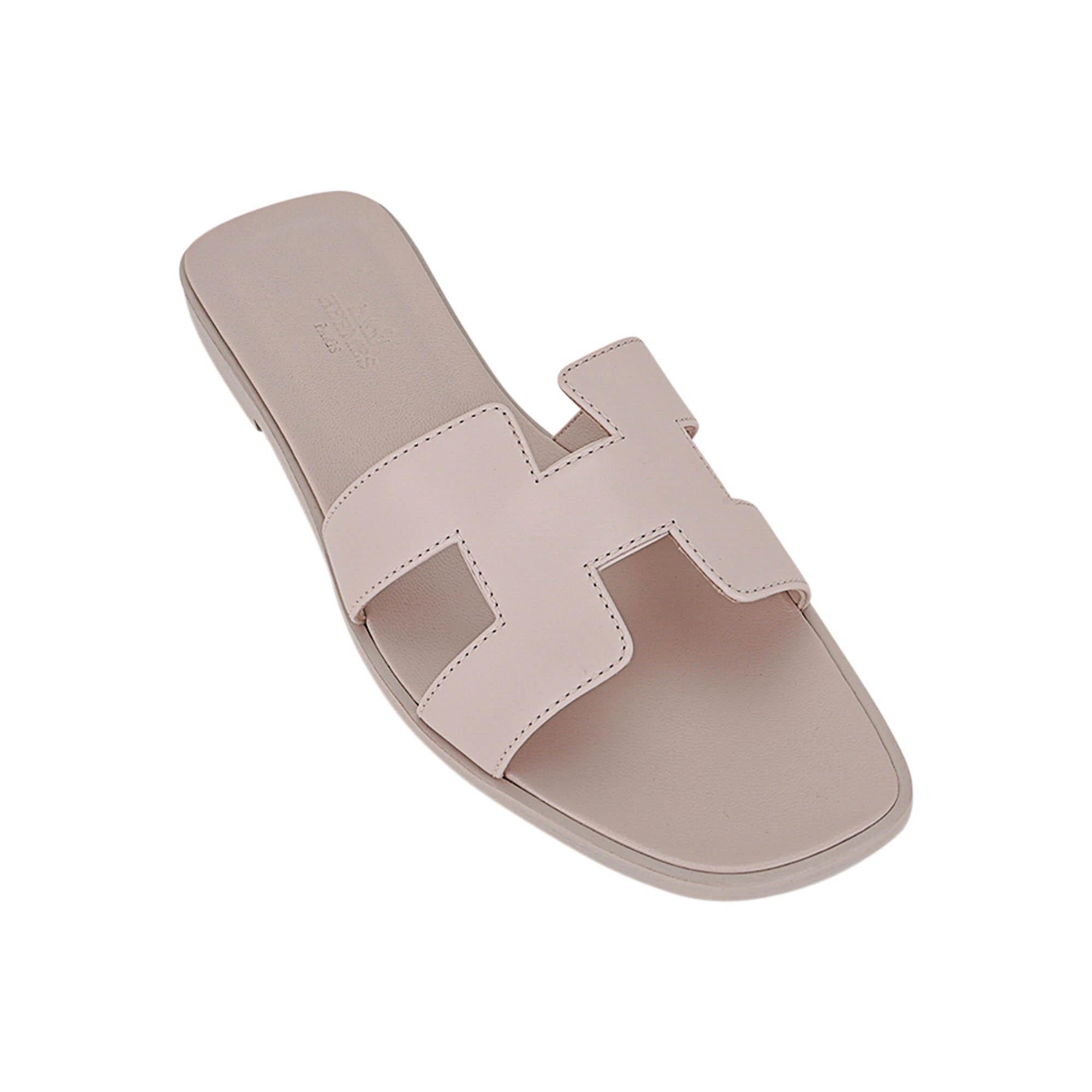 Mightychic offers Hermes Oran sandals featured in exquisite Rose Petale.
The most pale blush of dusty pink in calfskin.
A perfect neutral for your spring and summer wardrobe
Matching embossed calfskin insole. 
Wood heel with leather sole. 
Comes