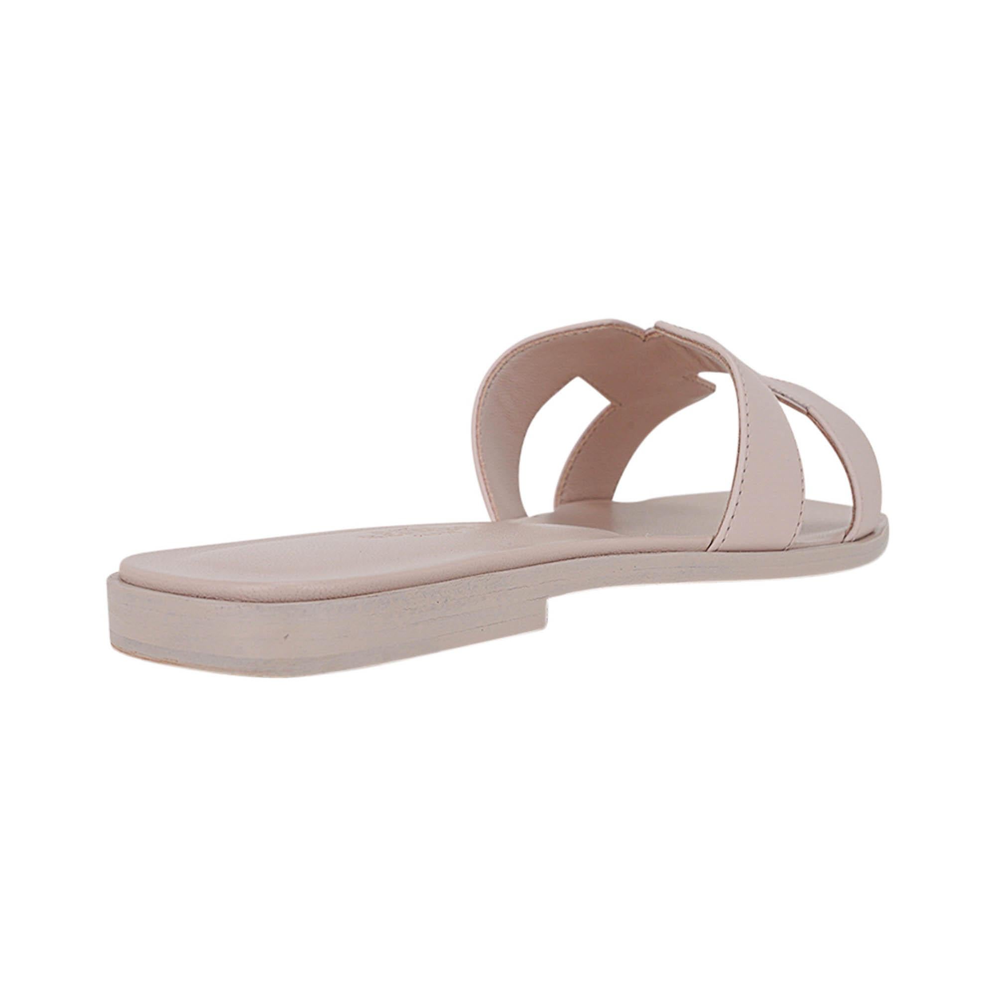 Hermes Oran Rose Petale Sandale flach Kalbsleder Schuhe 40 (Grau) im Angebot