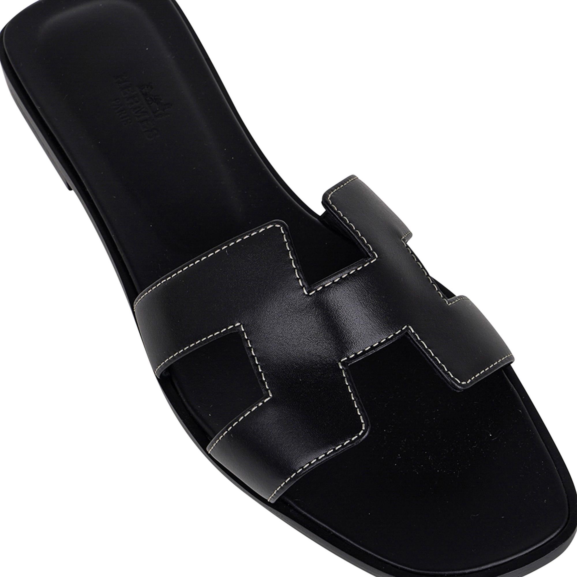 Hermes Oran Sandal Black Calfskin White Top Stitch Flat Shoes 37 / 7 In New Condition For Sale In Miami, FL