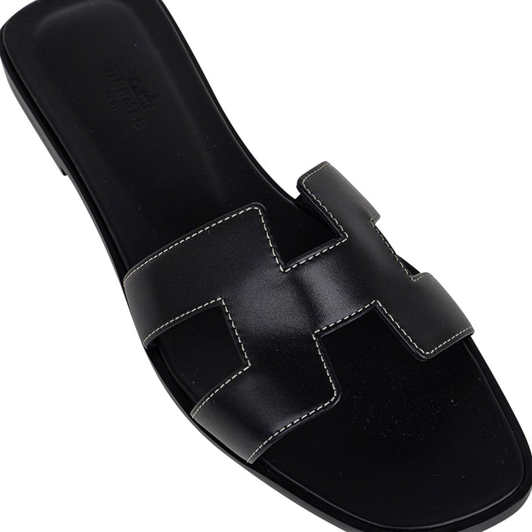 Chaussures plates Hermès Oran en cuir de veau noir avec surpiqûres  blanches, Taille 37,5/7,5 En vente sur 1stDibs