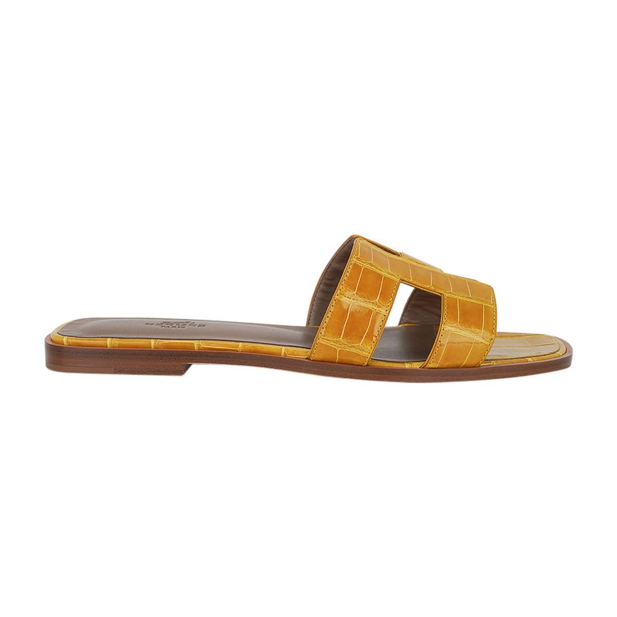 Hermes Oran Sandal Jaune Ambre Alligator Flat Slide 39 / 9 Pour femmes en vente