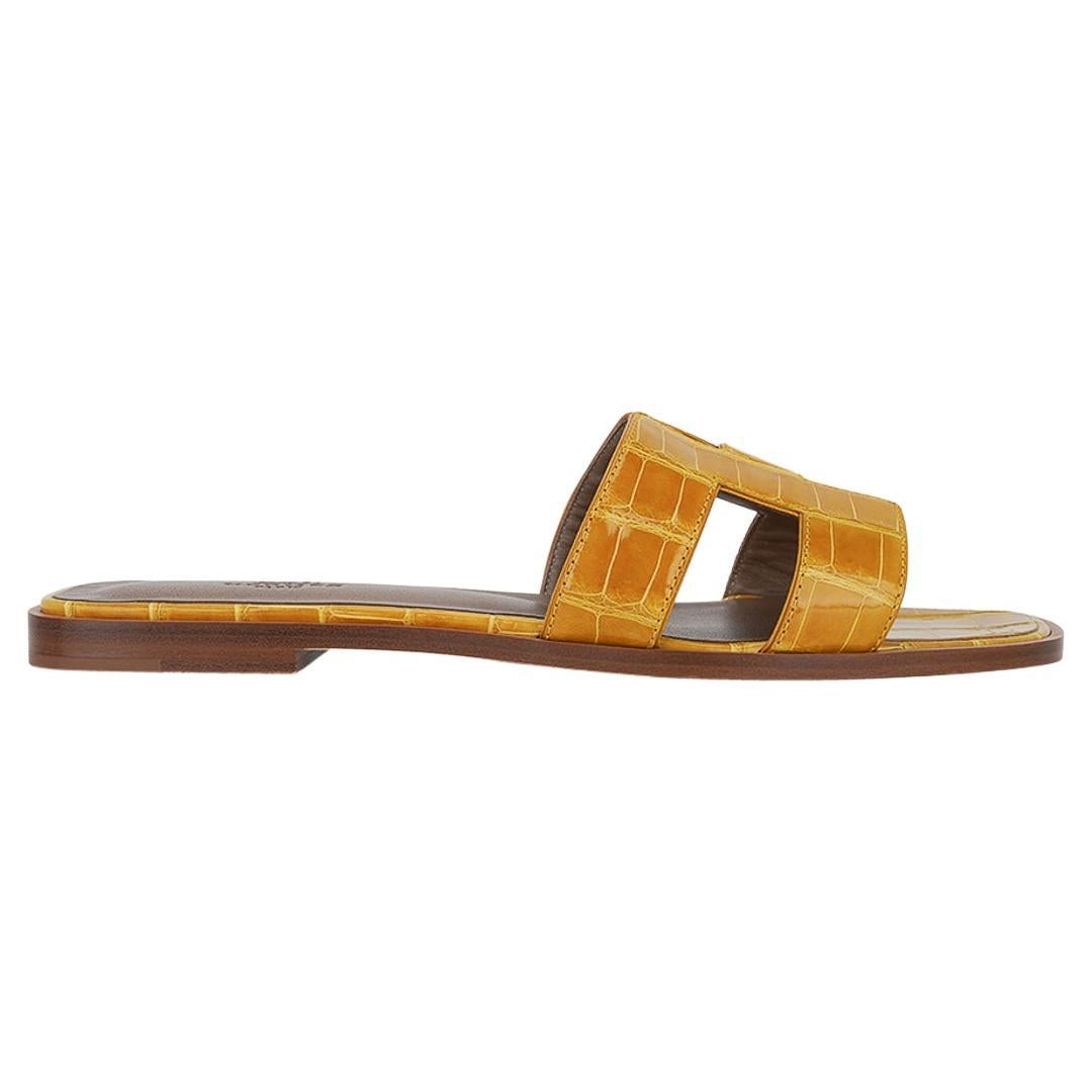 Sandales plates Hermes Oran, couleur Jaune Ambre, en alligator, taille 39 en vente