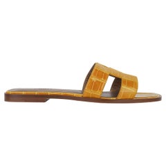 Sandales plates Hermes Oran, couleur Jaune Ambre, en alligator, taille 39