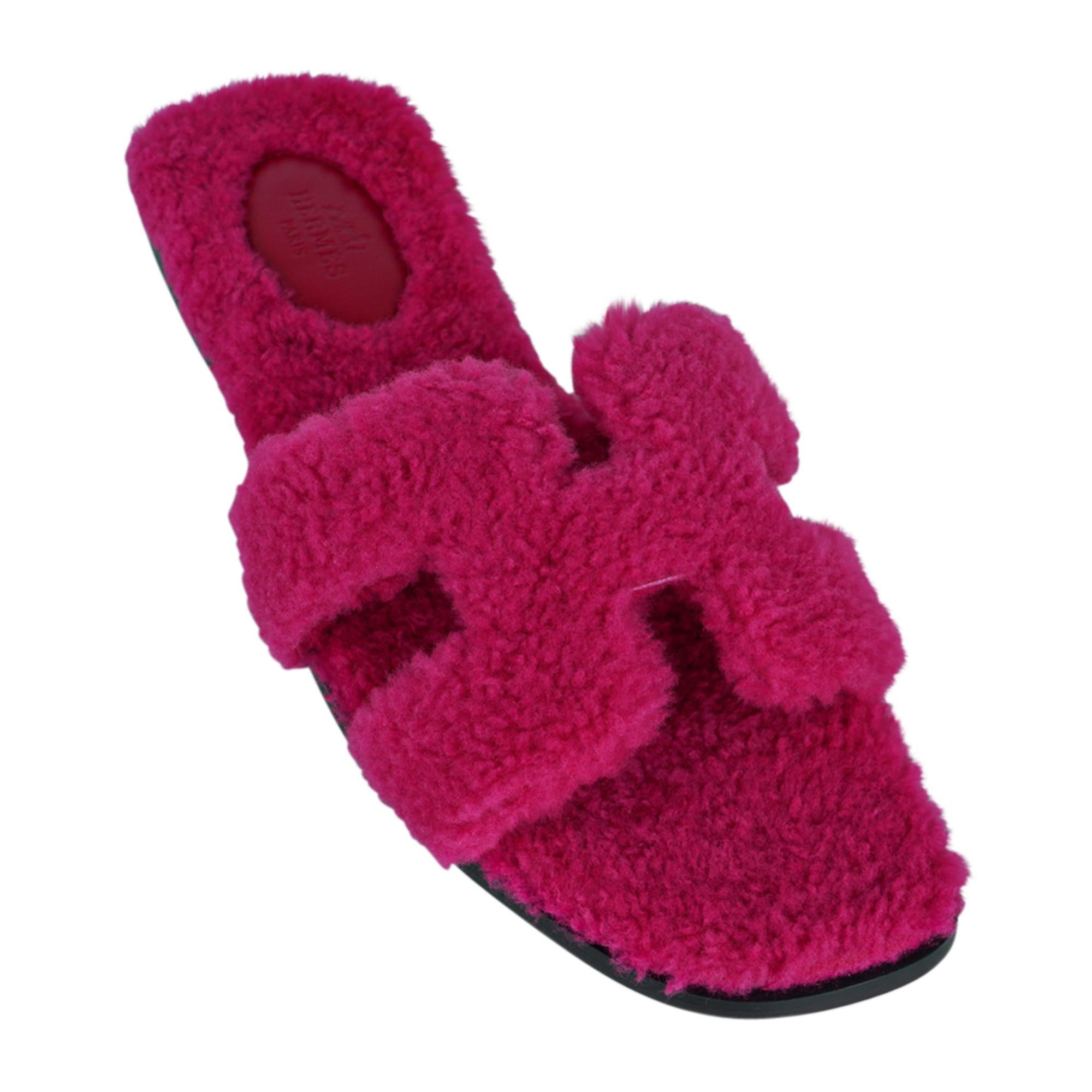 Mightychic offers a guaranteed authentic Hermes Oran Teddy Bear Rose Fuchsia Shearling limited edition flat sandal slide.
Featured in saturated Fuchsia this limited edition Hermes Oran sandal is foot flirting perfection!
Embossed Hermes Paris
