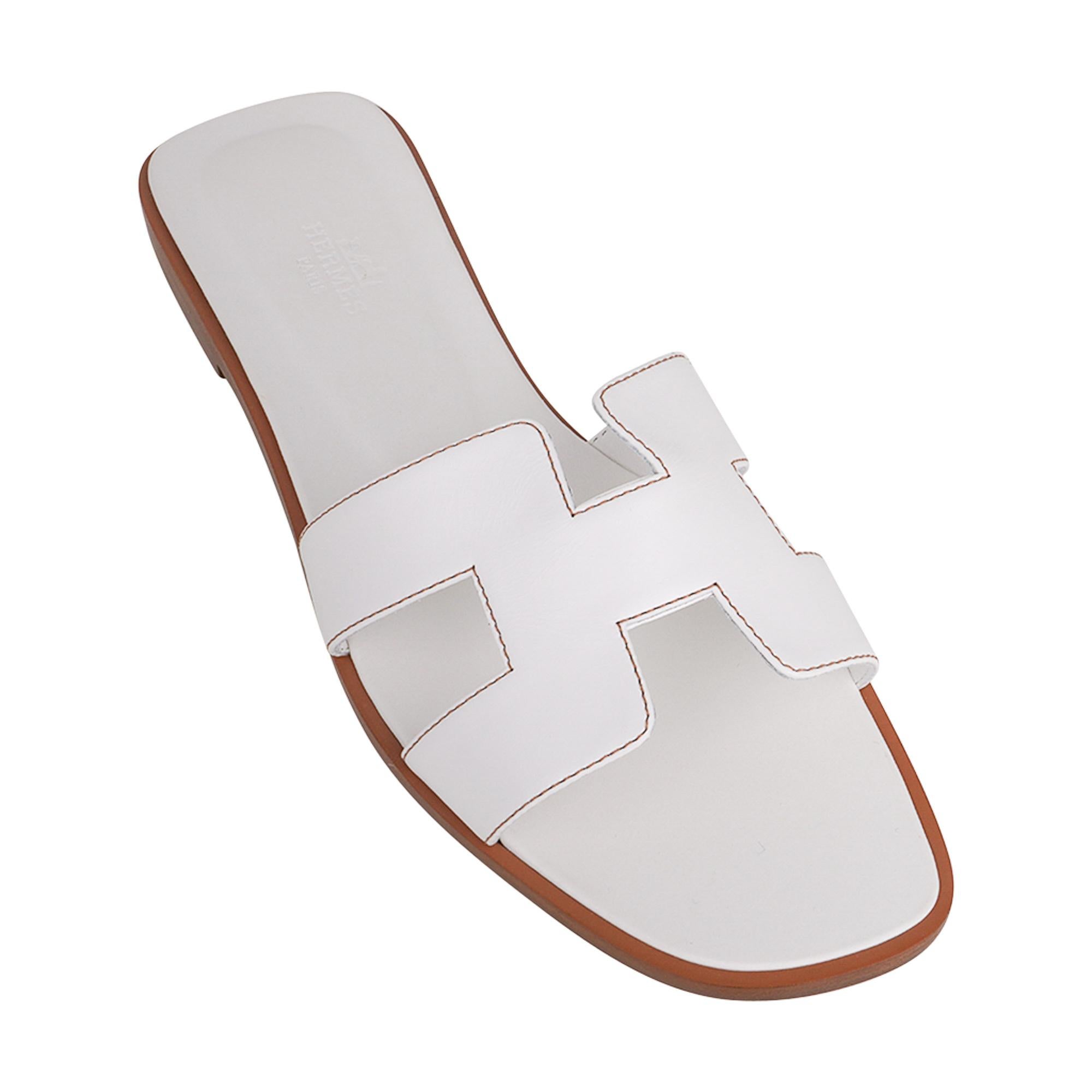 Hermès Oran Sandale aus weißem Kalbsleder Havane Topstitch 37 / 7  (Grau) im Angebot
