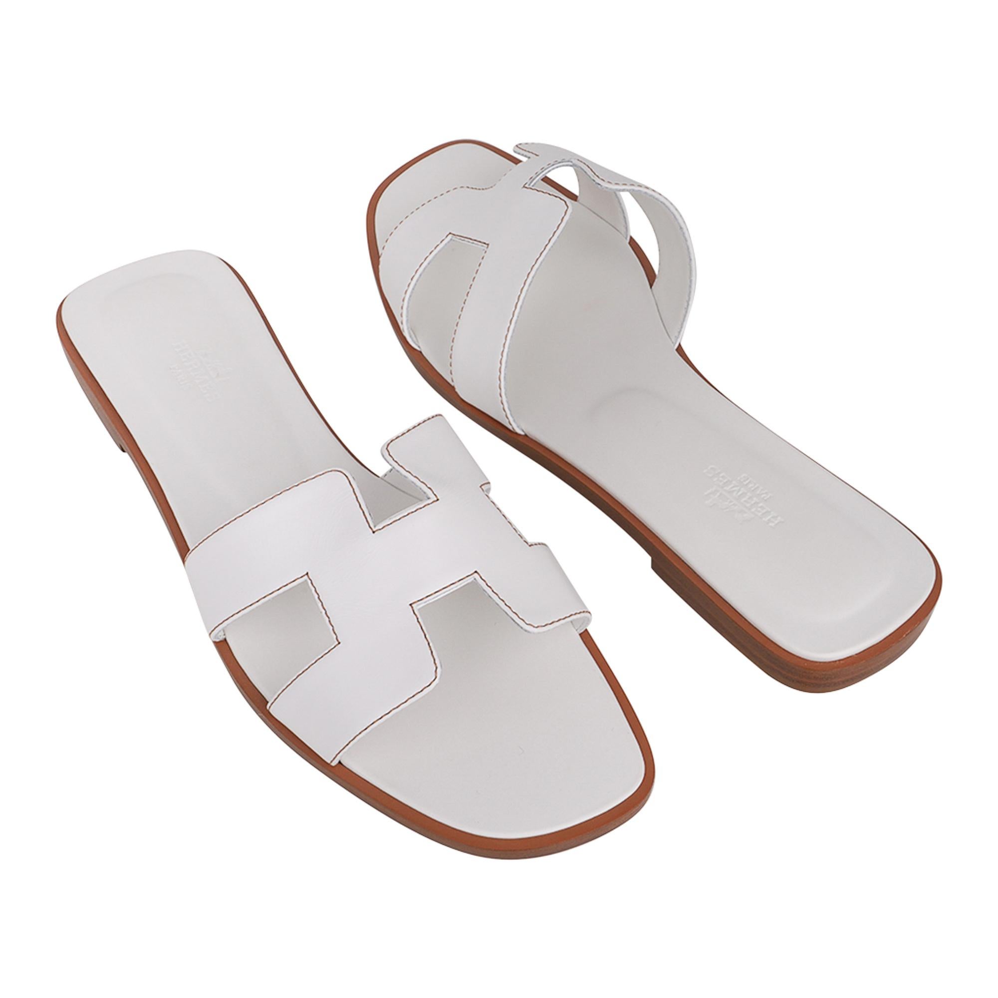 Hermès Oran Sandale aus weißem Kalbsleder Havane Topstitch 37 / 7  Damen im Angebot