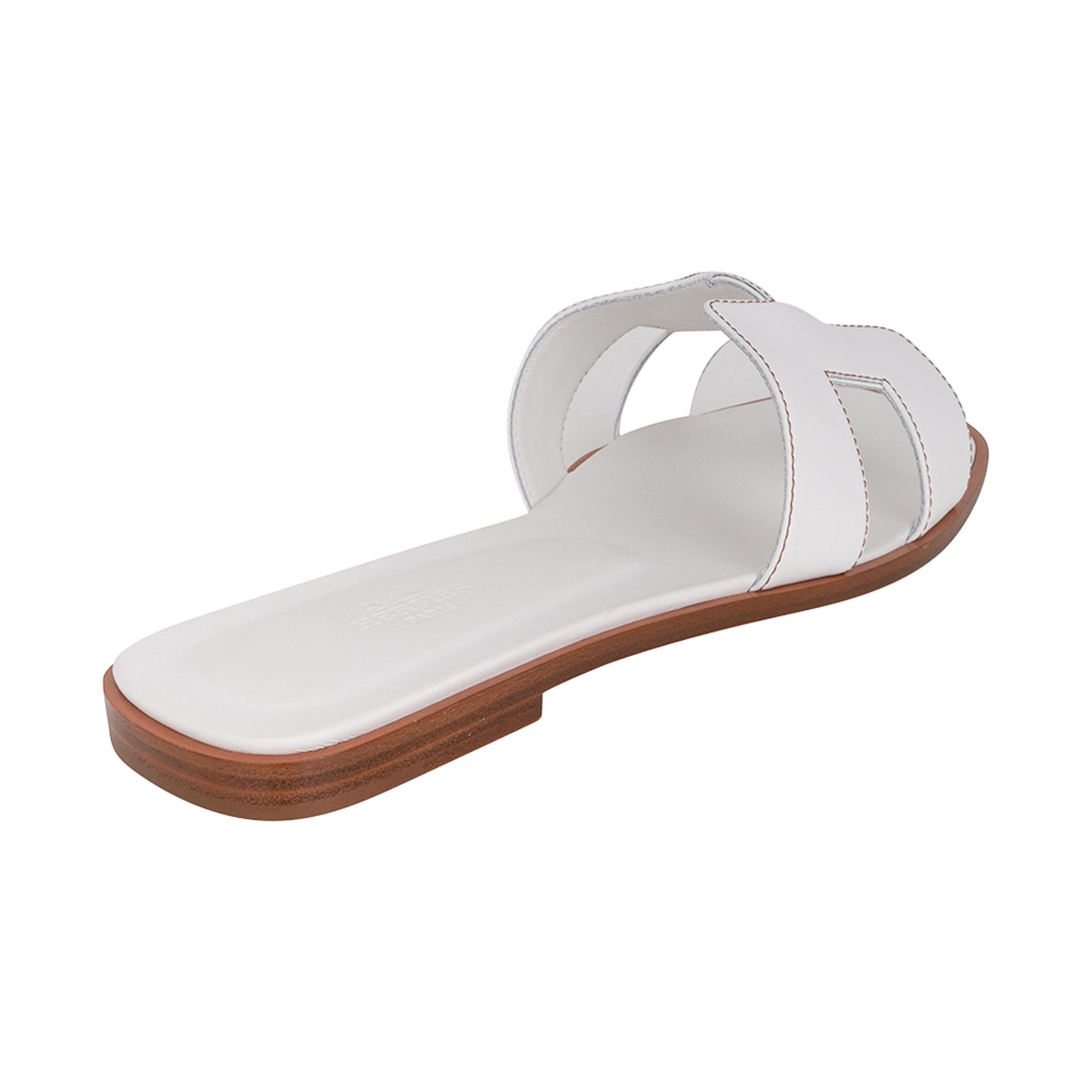 Hermès Oran Sandale aus weißem Kalbsleder Havane Topstitch 37 / 7  im Angebot 1