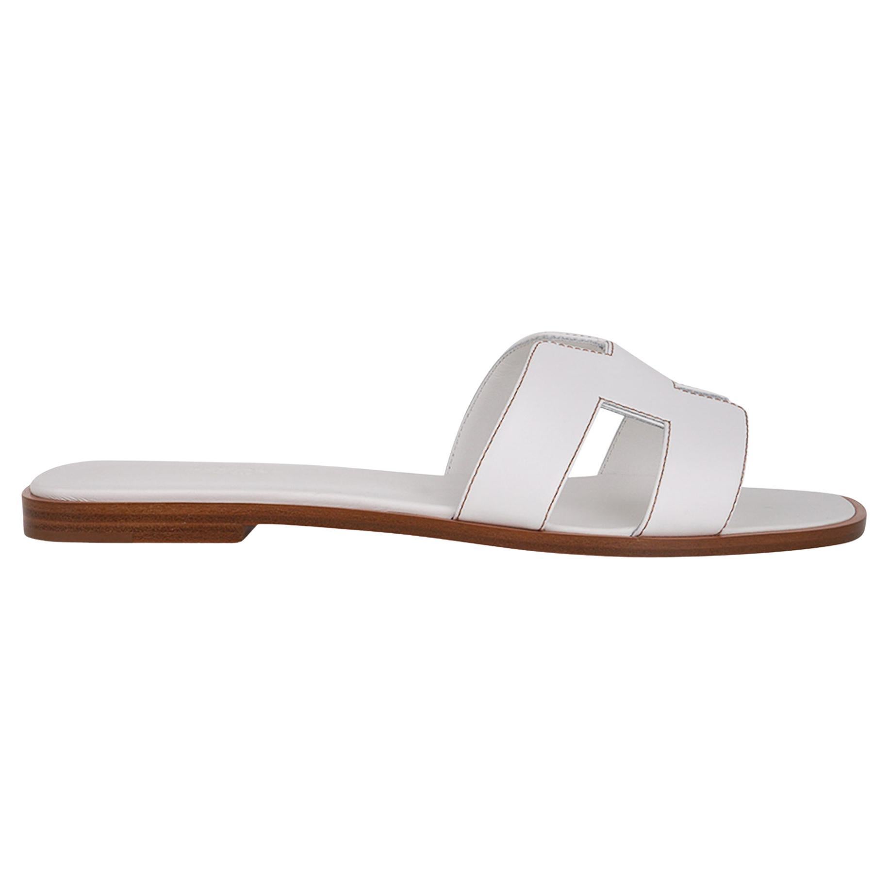 Hermès Oran Sandale aus weißem Kalbsleder Havane Topstitch 37 / 7  im Angebot