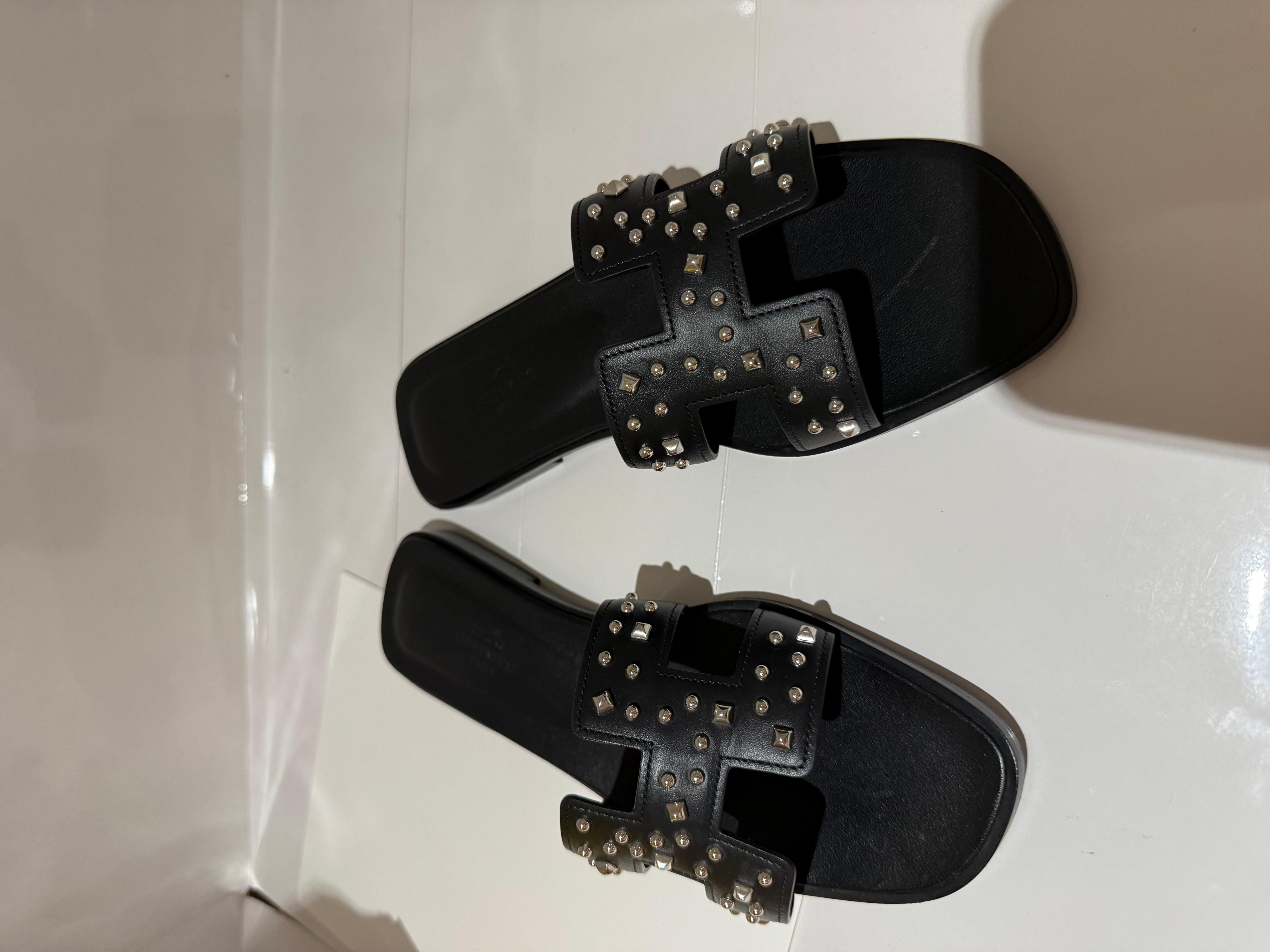 Hermes oran sandals black with studs In New Condition For Sale In London, England