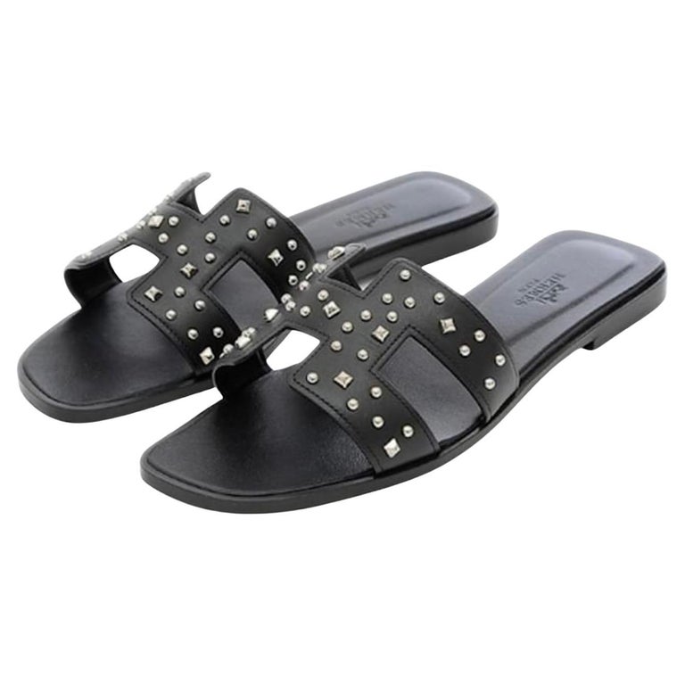 Sandales oran Hermes noires avec clous En vente sur 1stDibs France - Main Image