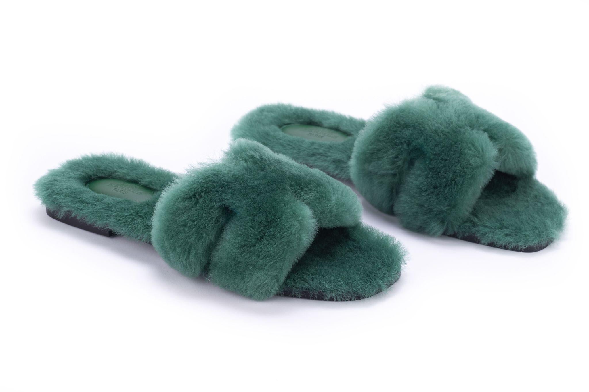 Hermès Oran Sandalen aus grünem Wollsleder. Sie sind brandneu und werden mit der Originalverpackung und den Schutzhüllen geliefert. Größe EU 38 US 7.