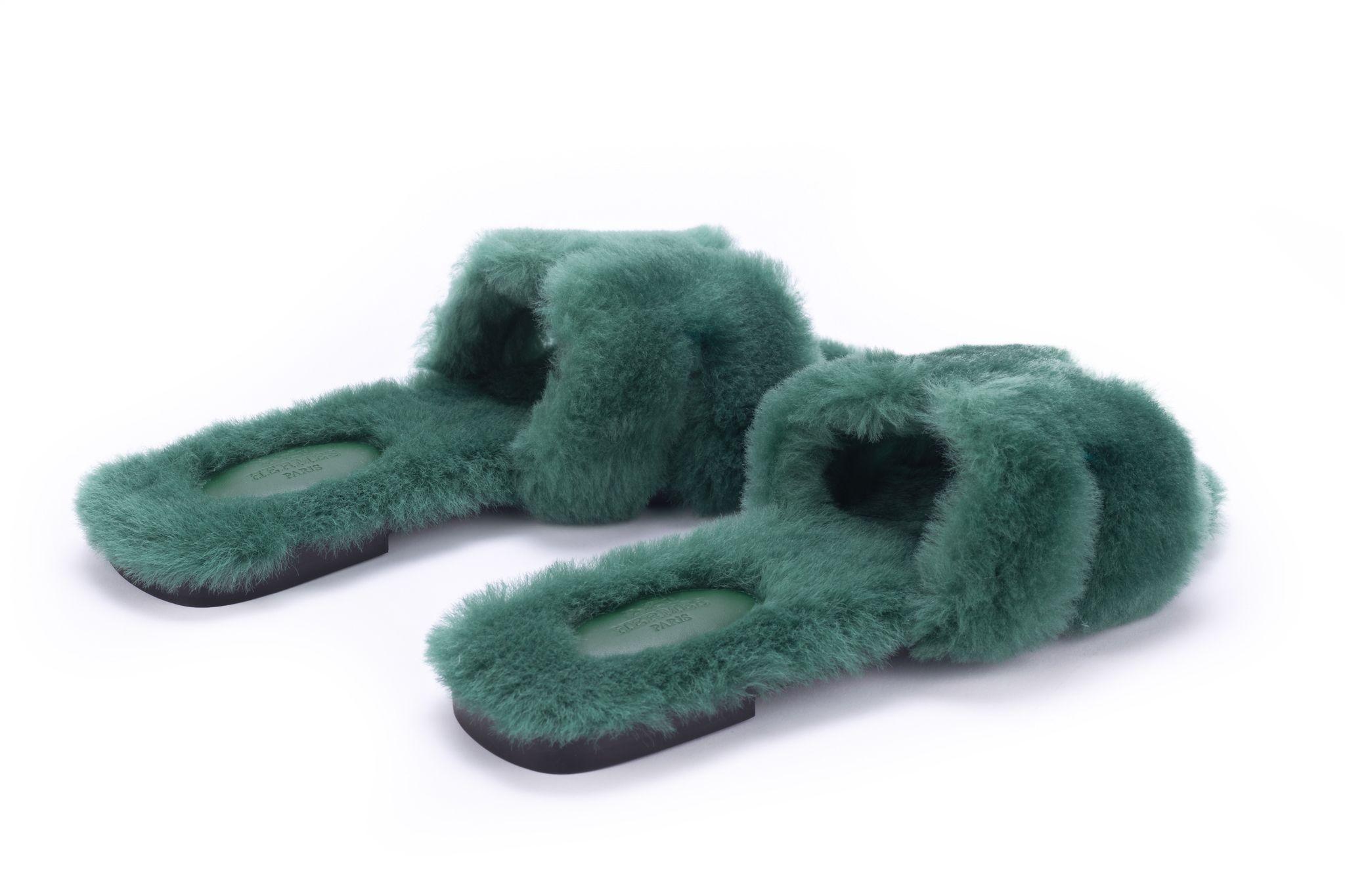 Gray Hermès Oran Sandals Green Woolskin For Sale