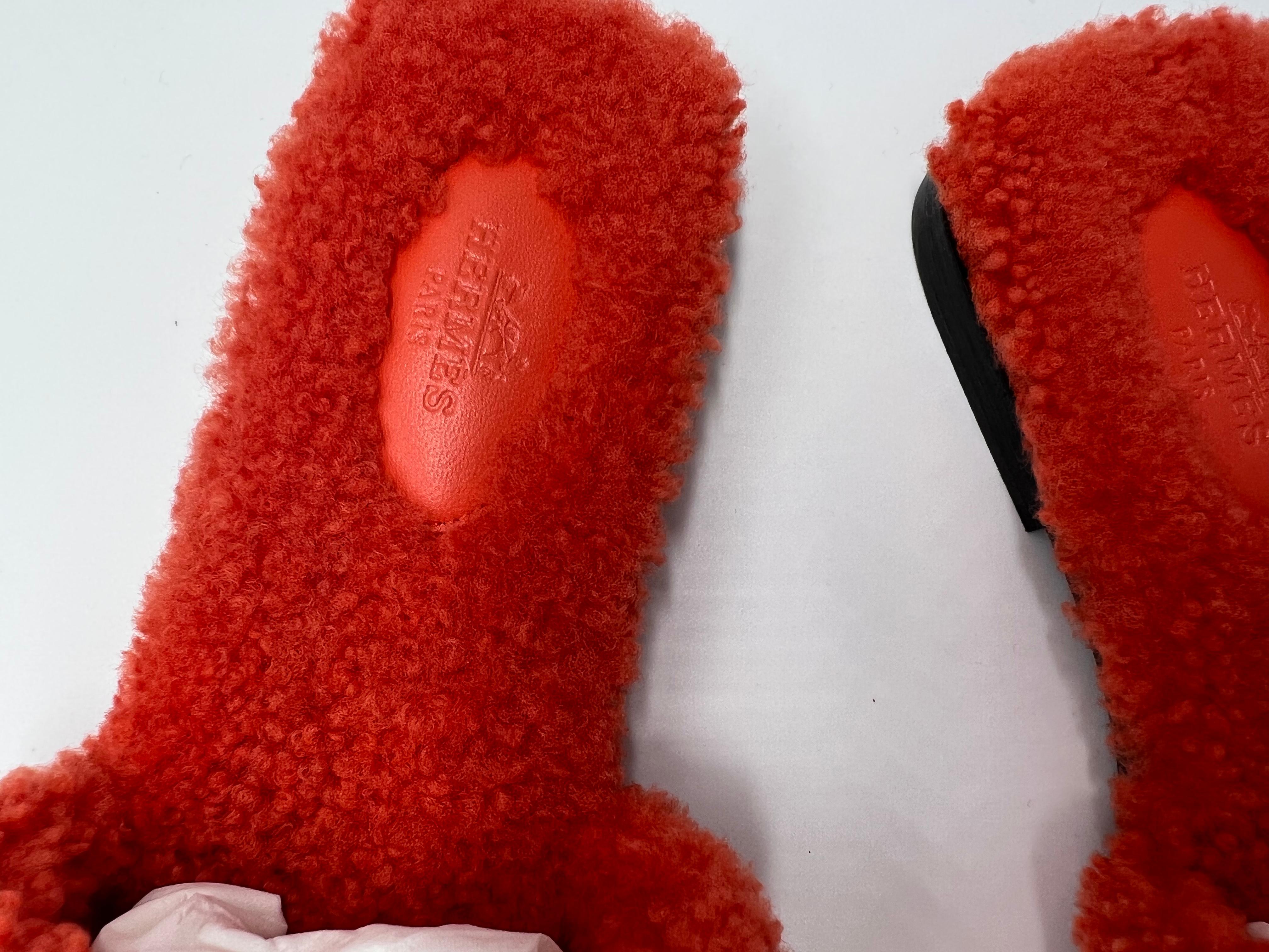 Hermes Oran shearling sandals In New Condition For Sale In London, England