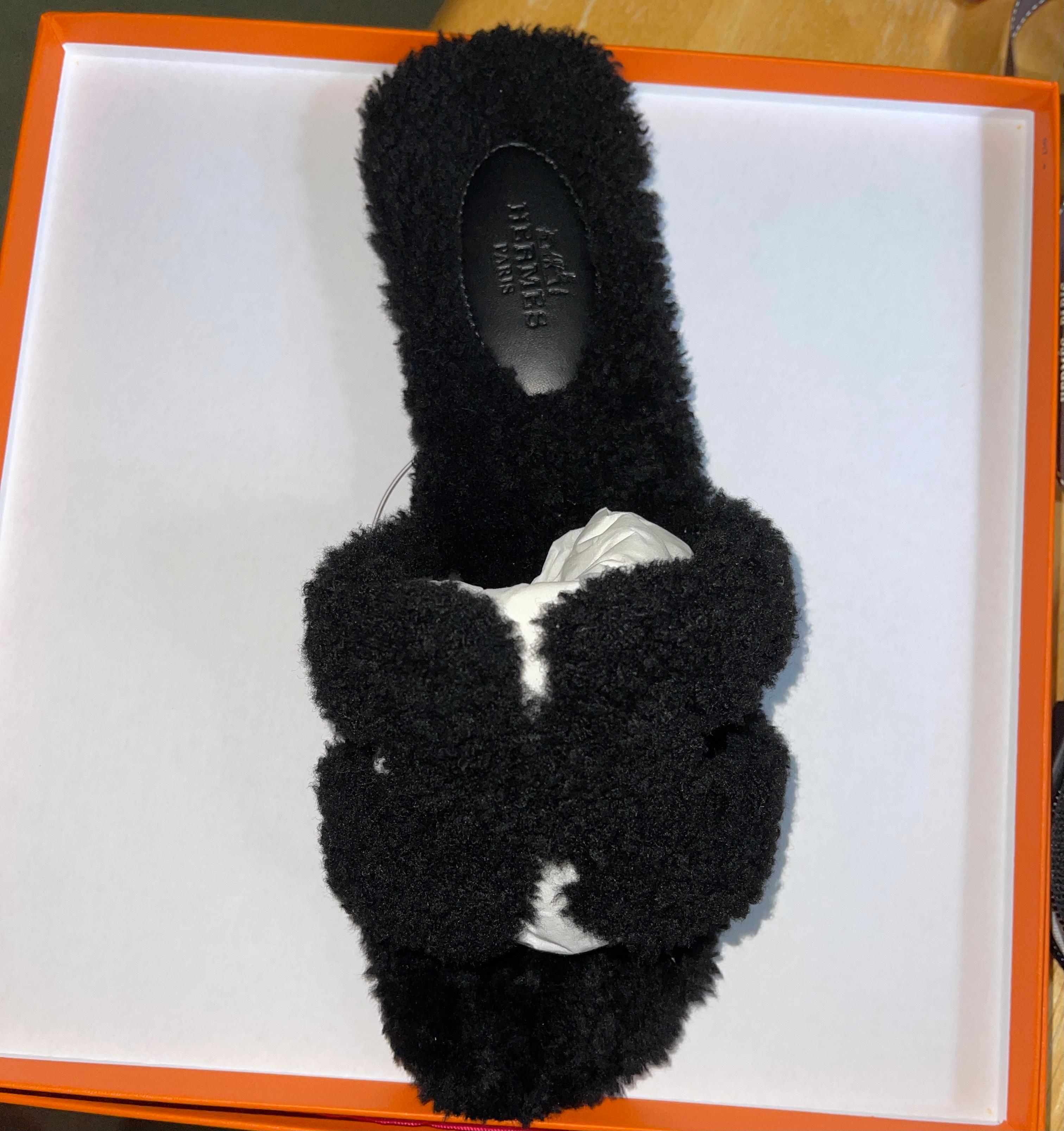 The  Oran Sandal Slipper
So soft and comfy
SOLDOUT
Black
SIZE 36
 Sandal in woolskin with iconic 