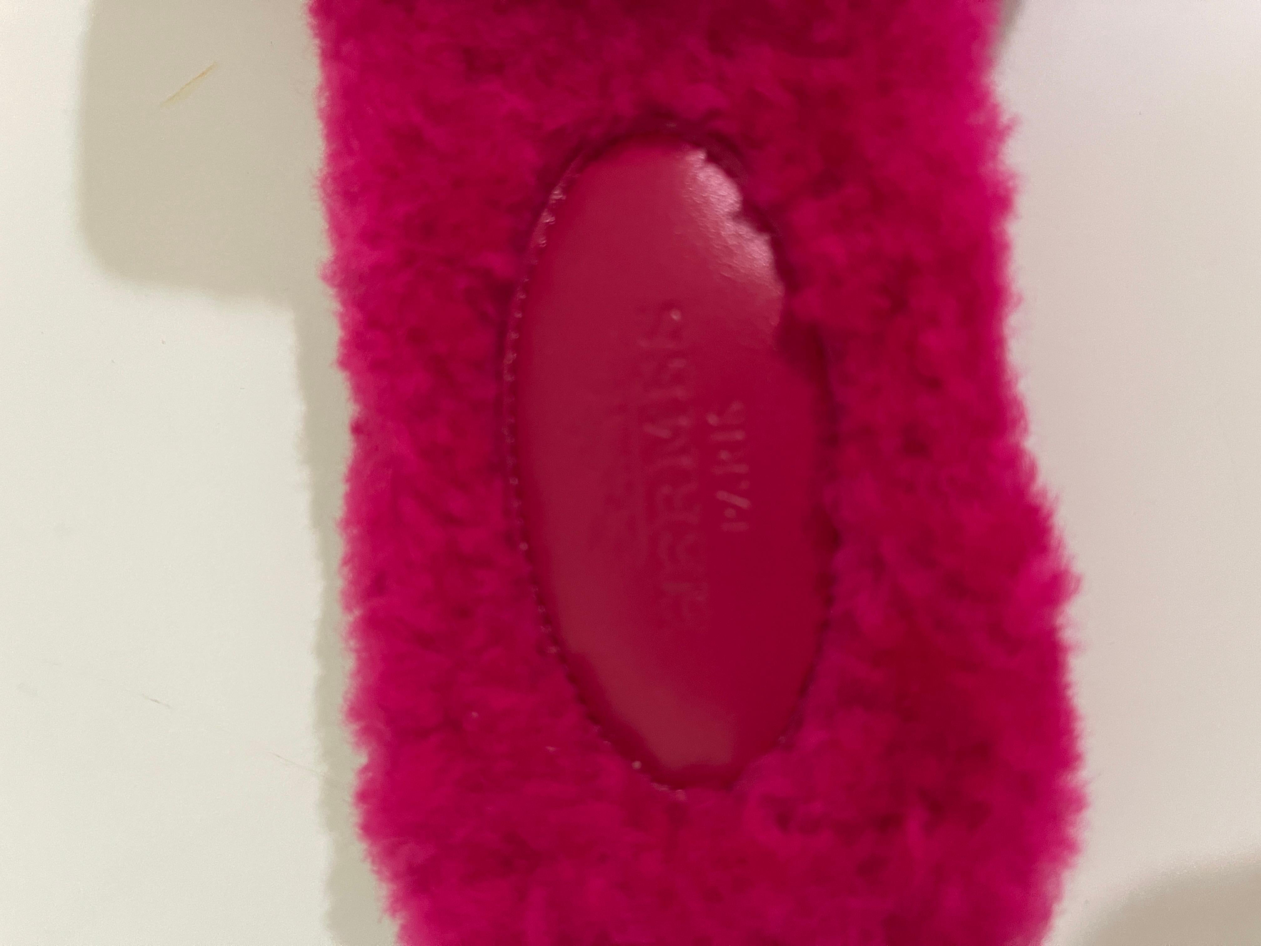 The  Oran Sandal Slipper
So soft and comfy
SOLDOUT
Hot Pink
Fuchsia
SIZE 37.5

 
Sandal in woolskin with iconic 