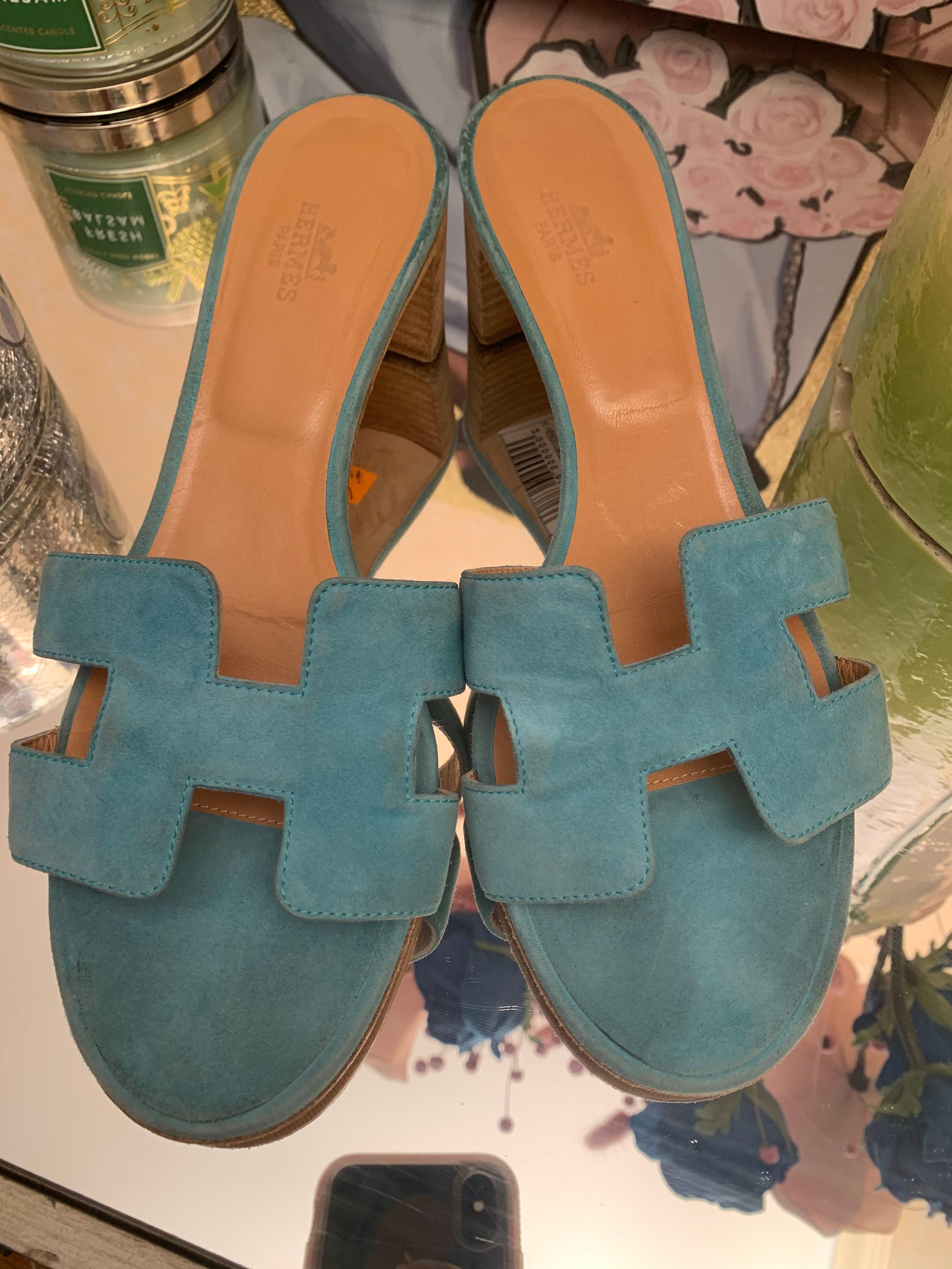 Sandalias Hermes talla 39,5. De segunda mano. Sin caja ni bolsas para el polvo. Piel de ante y color turquesa.