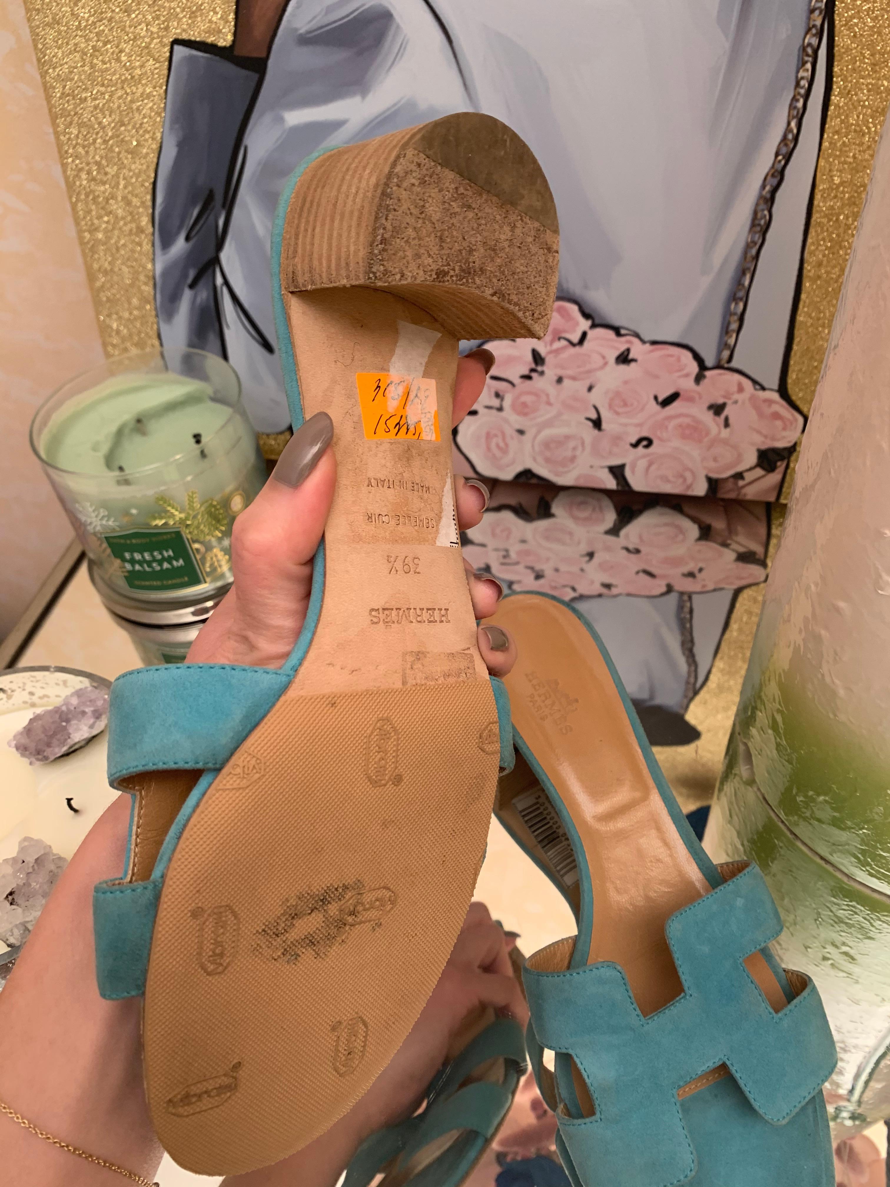 Sandalias Hermes Oran de ante turquesa Gris en venta