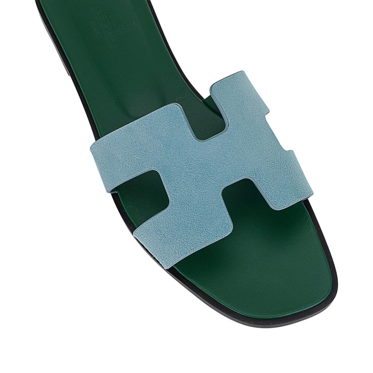 Mightychic propose une paire de sandales Hermès Oran présentées en Vert d'Eau Doblis.
L'emblématique top H découpé sur le dessus du pied en sublime Vert d'Eau Doblis (Suede).
Semelle intérieure en cuir de veau gaufré Vert Anglais.
Talon en bois et