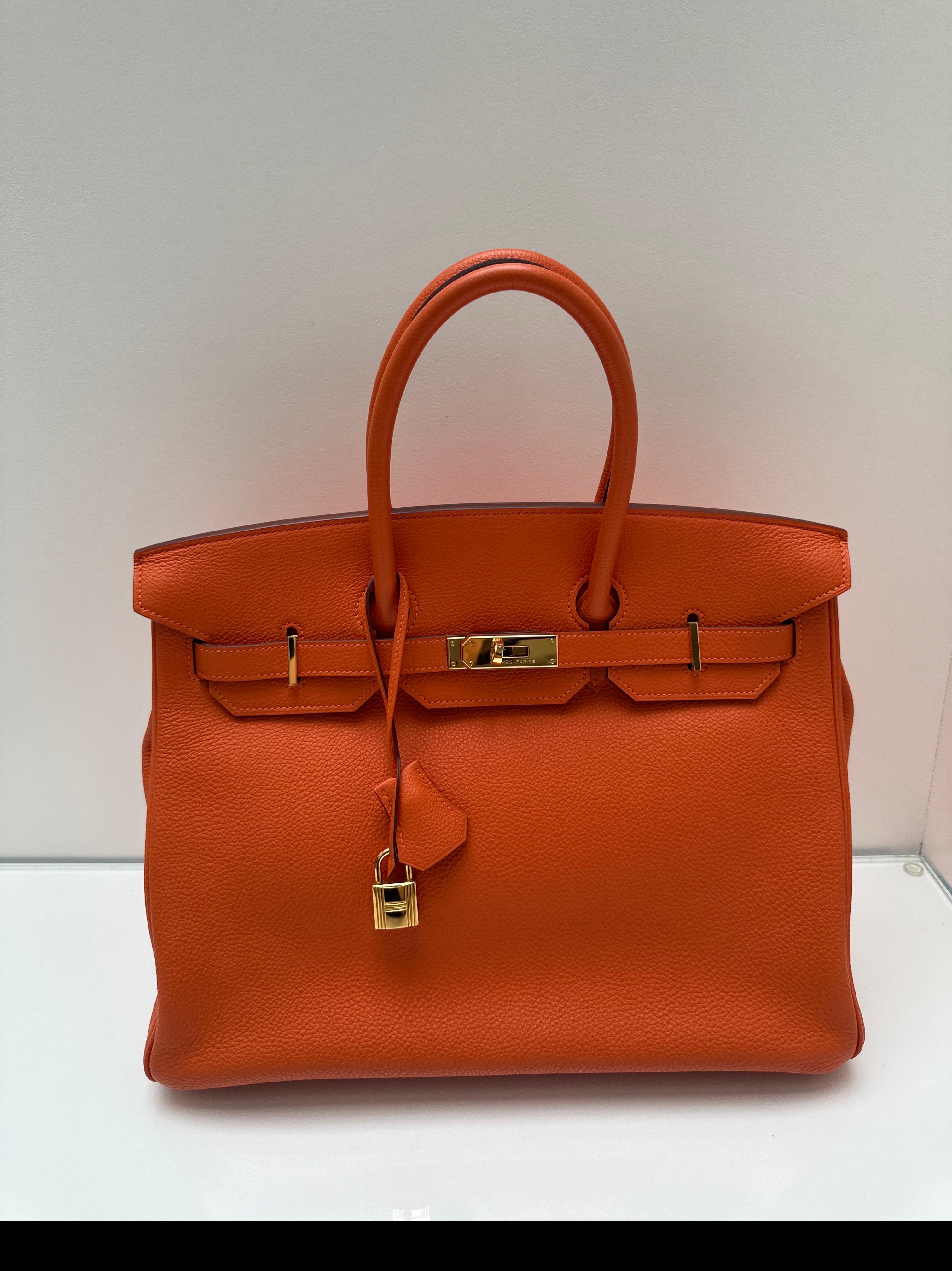 Bolso Hermes Birkin 35 naranja. Excelente estado. Precioso bolso con herrajes dorados. Interior limpio. El clásico color naranja de Hermes. Incluye clochette, candado, llaves y bolsa guardapolvo. Autenticidad garantizada. 