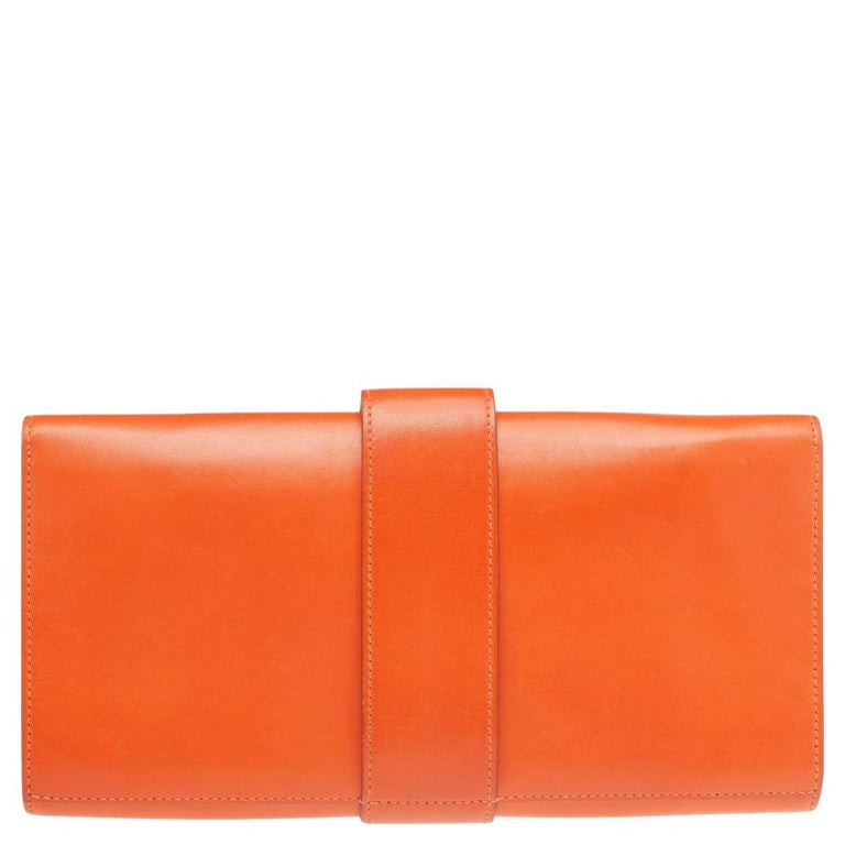 The Medor 29 clutch by Hermes is a creation that is not only well-made but also coveted by women around the world. It is a design that is simple and sophisticated, just right for the woman who embodies class in a modern way. Meticulously crafted