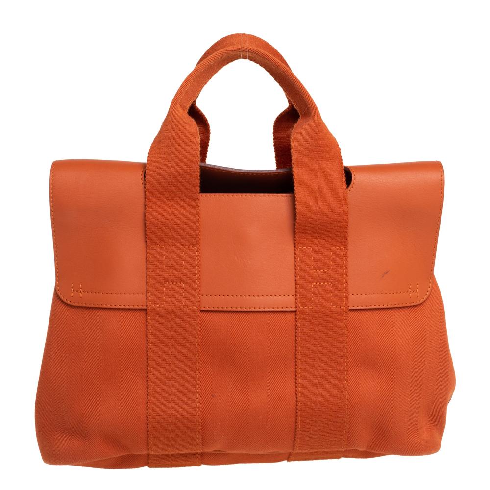 The Hermès Valparaiso bag is a luxe creation destined to be a favorite in your closet. This gorgeous Valparaiso PM is crafted in orange canvas and leather. It has two handles and a flap top to secure the well-sized canvas interior.

