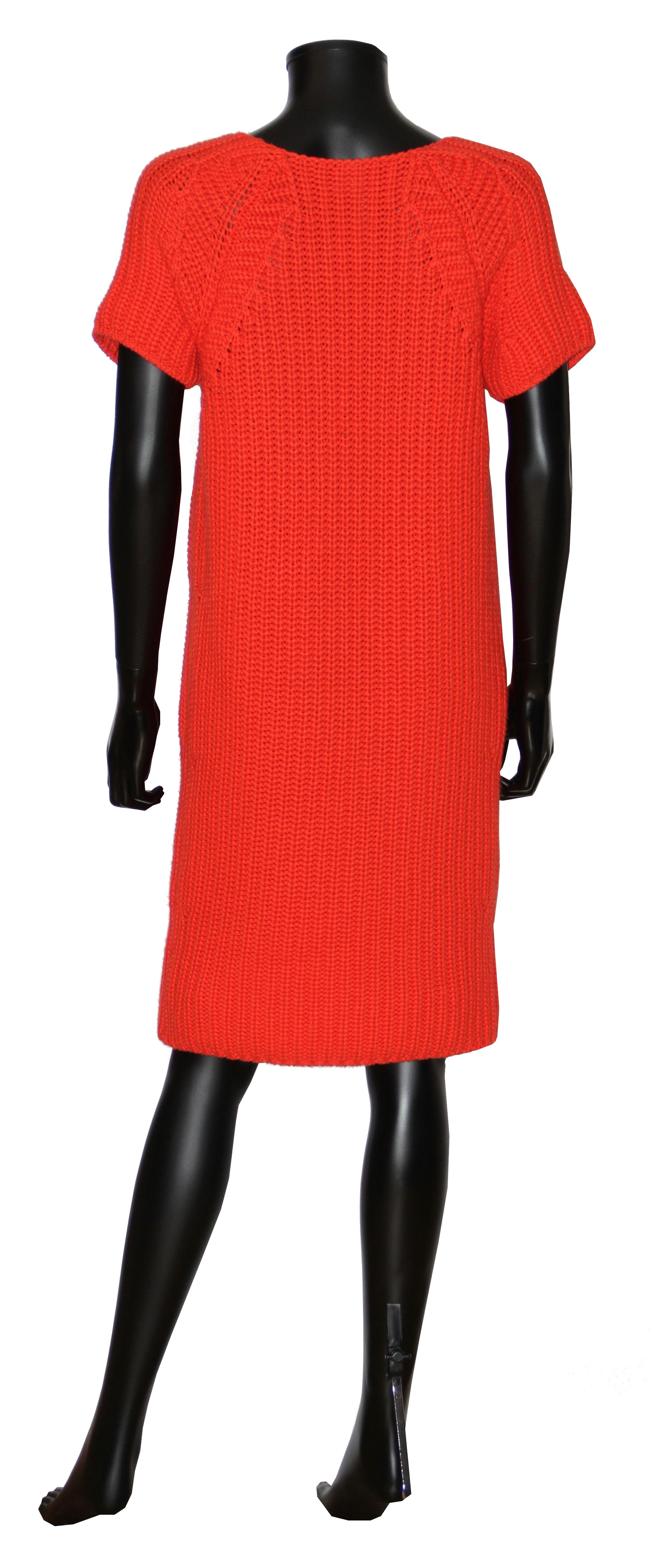 This dress is a classic understated piece from Hermes.
It features a boat neck line and the length is just above the knee  
Its knit gives some elasticity and comfort and is made of a very soft cashmere and coton blend. 

Fabric: 64% cashmere - 36%