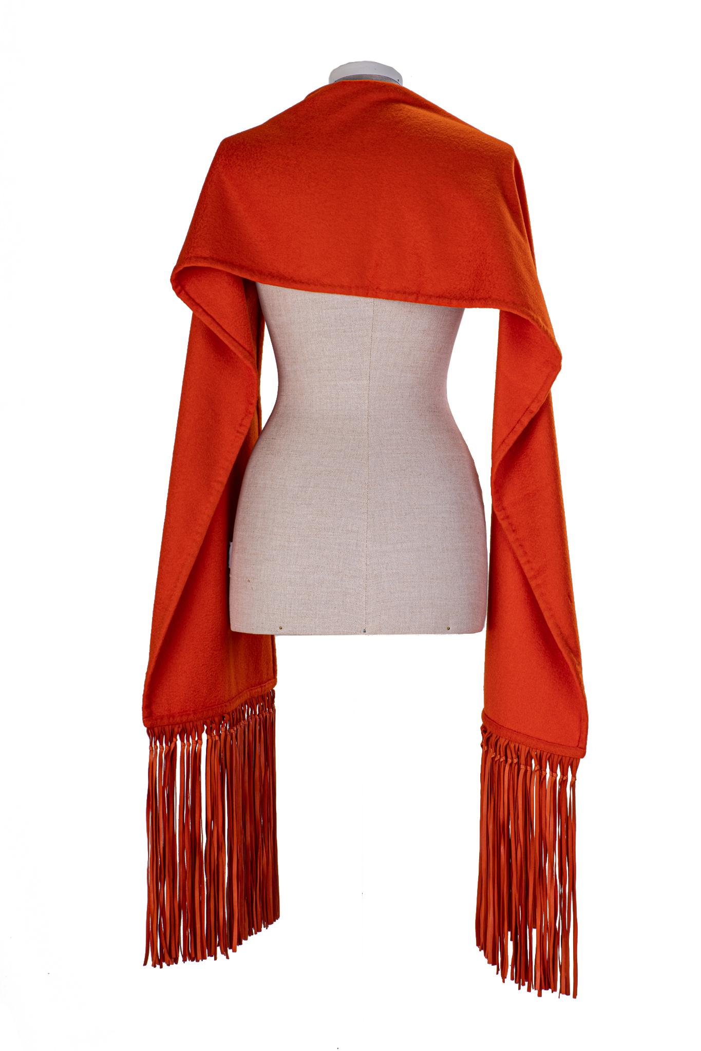 Hermès - Écharpe en cuir cachemire orange Excellent état - En vente à West Hollywood, CA
