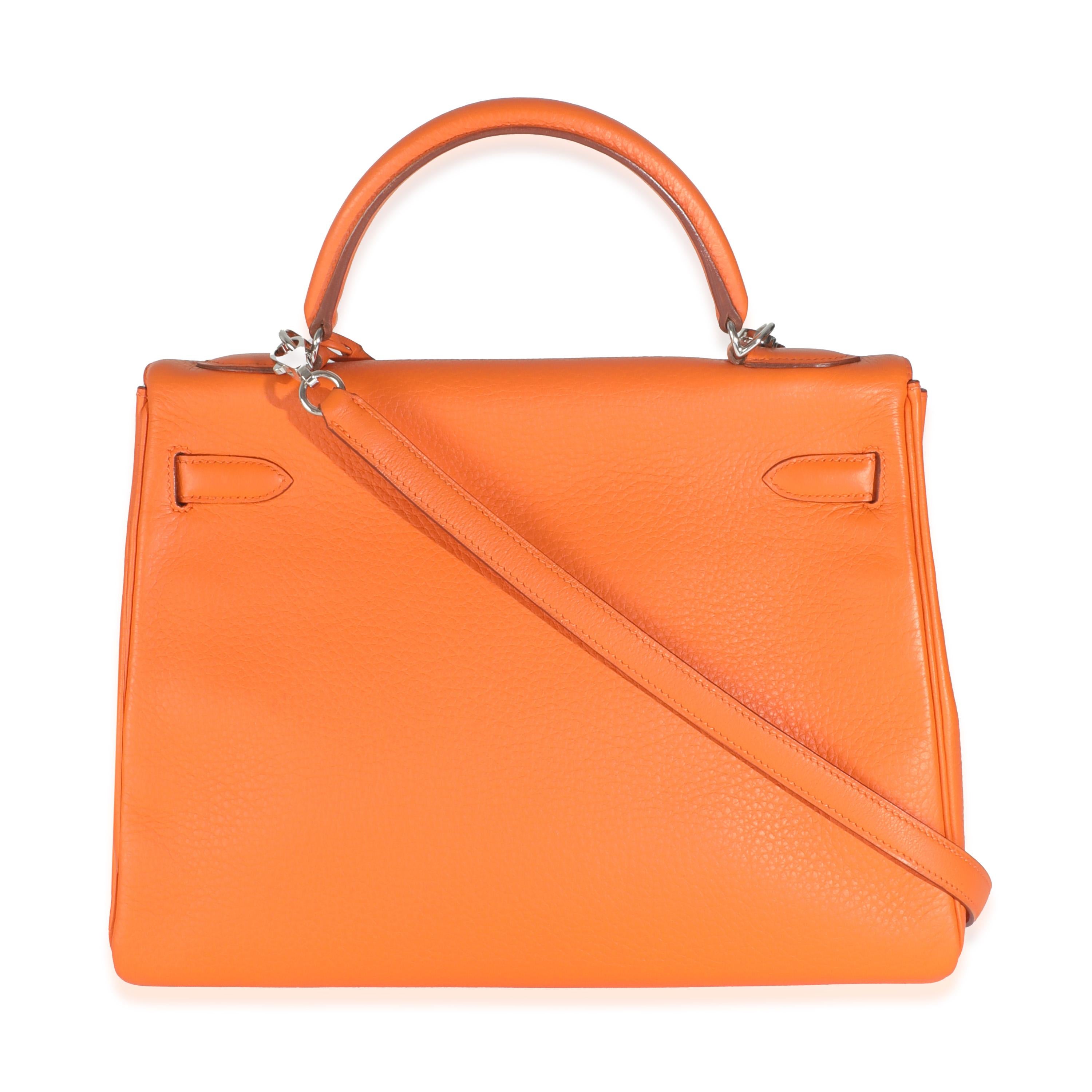 Listing Title : Hermès Orange Clemence Retourne Kelly 32 PHW
SKU : Z145701
Condit : Usagé 
Condit : Officiellement rebaptisé en 1977, le sac fourre-tout Kelly d'Hermès s'appelait à l'origine le Sac à Dépêches. Le nom du sac structuré est apparu dans