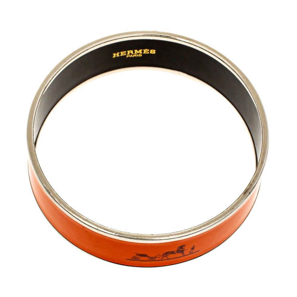 This bangle bracelet from Hermès is simply amazing and radiates elegance and grace! It comes crafted from palladium plated metal and orange enamel and features the brand's iconic logo ensconced in the center. It will help you outline a chic look and