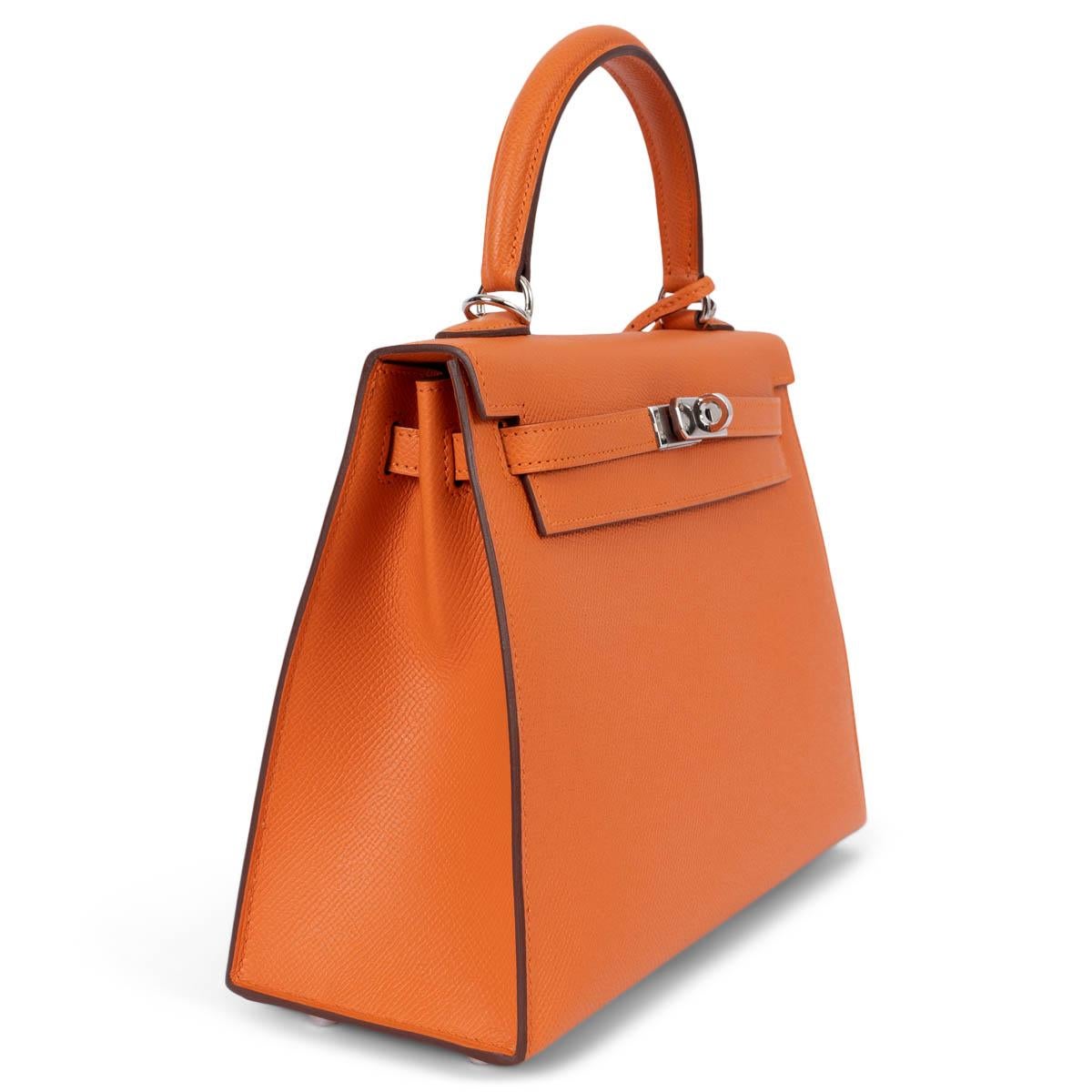 100% authentische Hermès Kelly 25 Sellier Tasche aus orangefarbenem Veau Epsom Leder mit Palladiumbeschlägen. Gefüttert mit Chevre (Ziegenleder), mit einer offenen Tasche auf der Vorderseite und einer Tasche mit Reißverschluss auf der Rückseite.