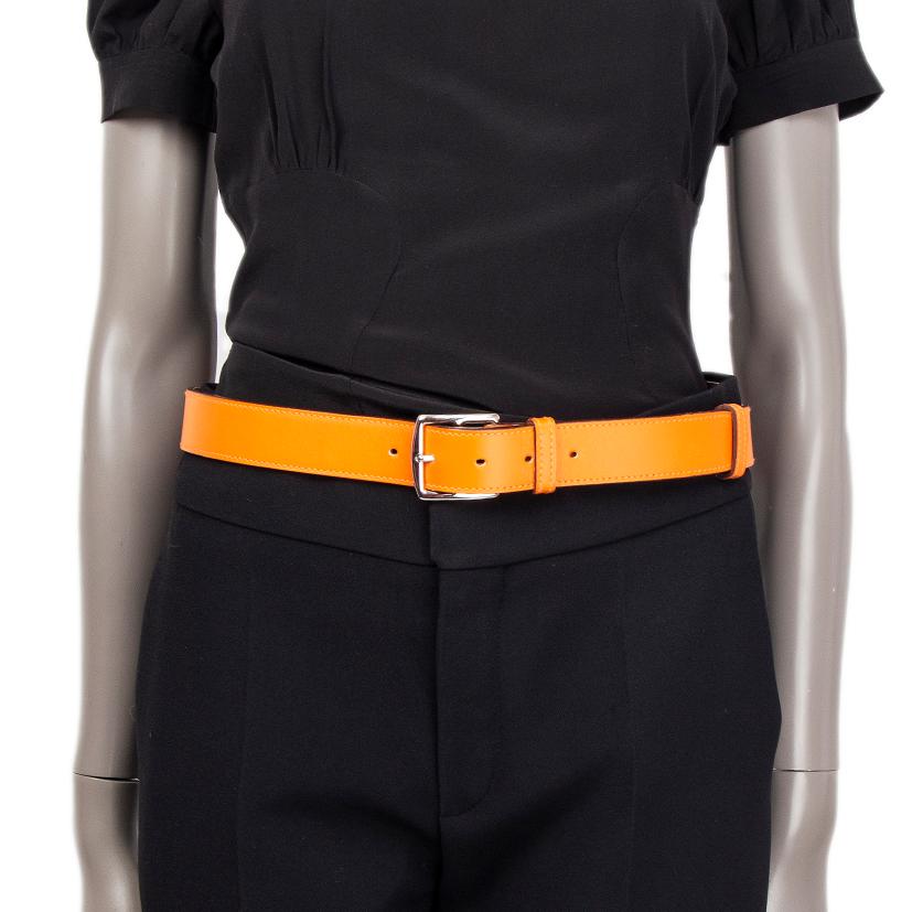 100% authentique ceinture Hermès 'Etrivier 32mm' en cuir Veau Chamonix orange avec boucle en palladium. État neuf. Livré avec boîte.

Mesures
Taille de l'étiquette	100
Largeur	3.2cm (1.2in)
Convient à	95cm (37.1in) à 105cm (41in)
Taille de la boucle