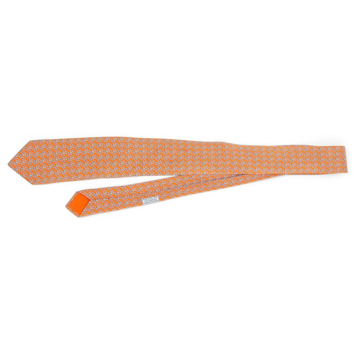 cravate orange Hermès 100% authentique, conçue en soie (100%) avec impression 'Chaine D'Ancre' gris clair et blanche. A été porté et est en excellent état. Pas de boîte.

Mesures
Largeur	8cm (3.1in)
Longueur	150cm (58.5in)

Toutes nos annonces
