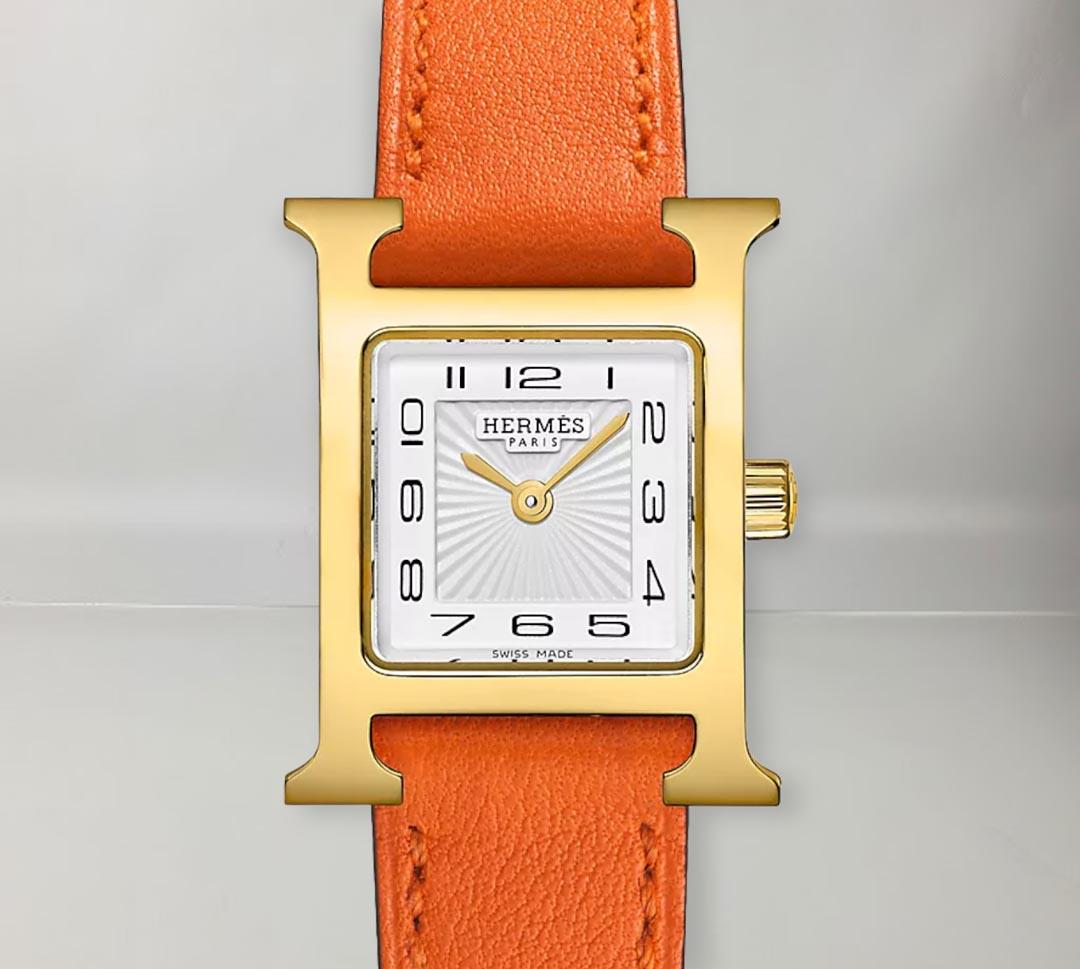 Yellow gold-plated steel watch, quartz movement, white dial, long interchangeable strap in orange Swift calfskin
Made in Switzerland
Wrist size: 13.5-16.5 cm
Mini model, 21 mm
Lug to lug height: 21 mm
Case width: 17 mm
Yellow gold-plated steel