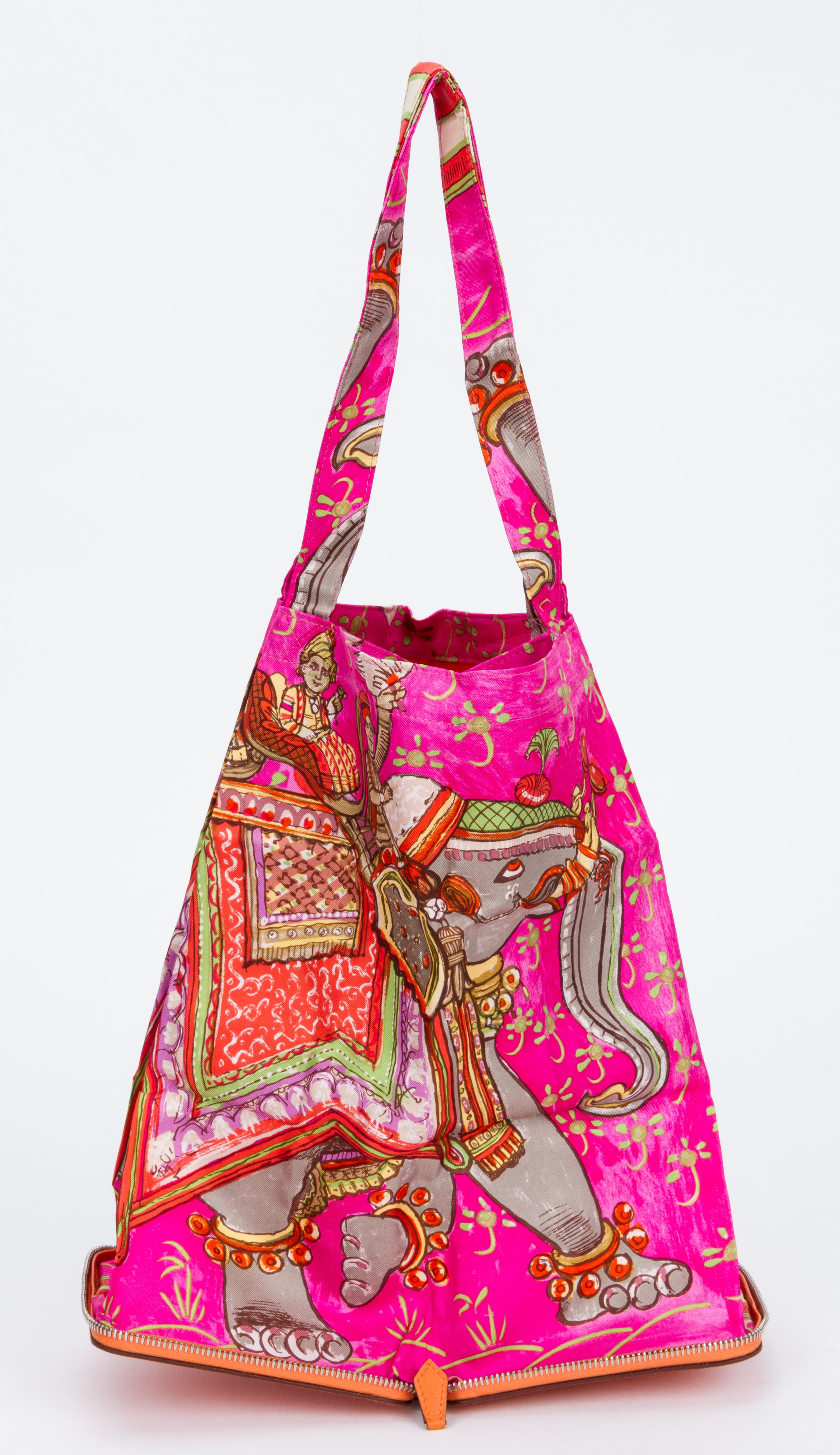 Sac fourre-tout en cuir Chevre orange éco soyeux pop à motif indien rose vif. Estampillé : Paris - Made in France. Pendaison : 9.L.A.  Livré avec la jaquette et le livret d'origine 